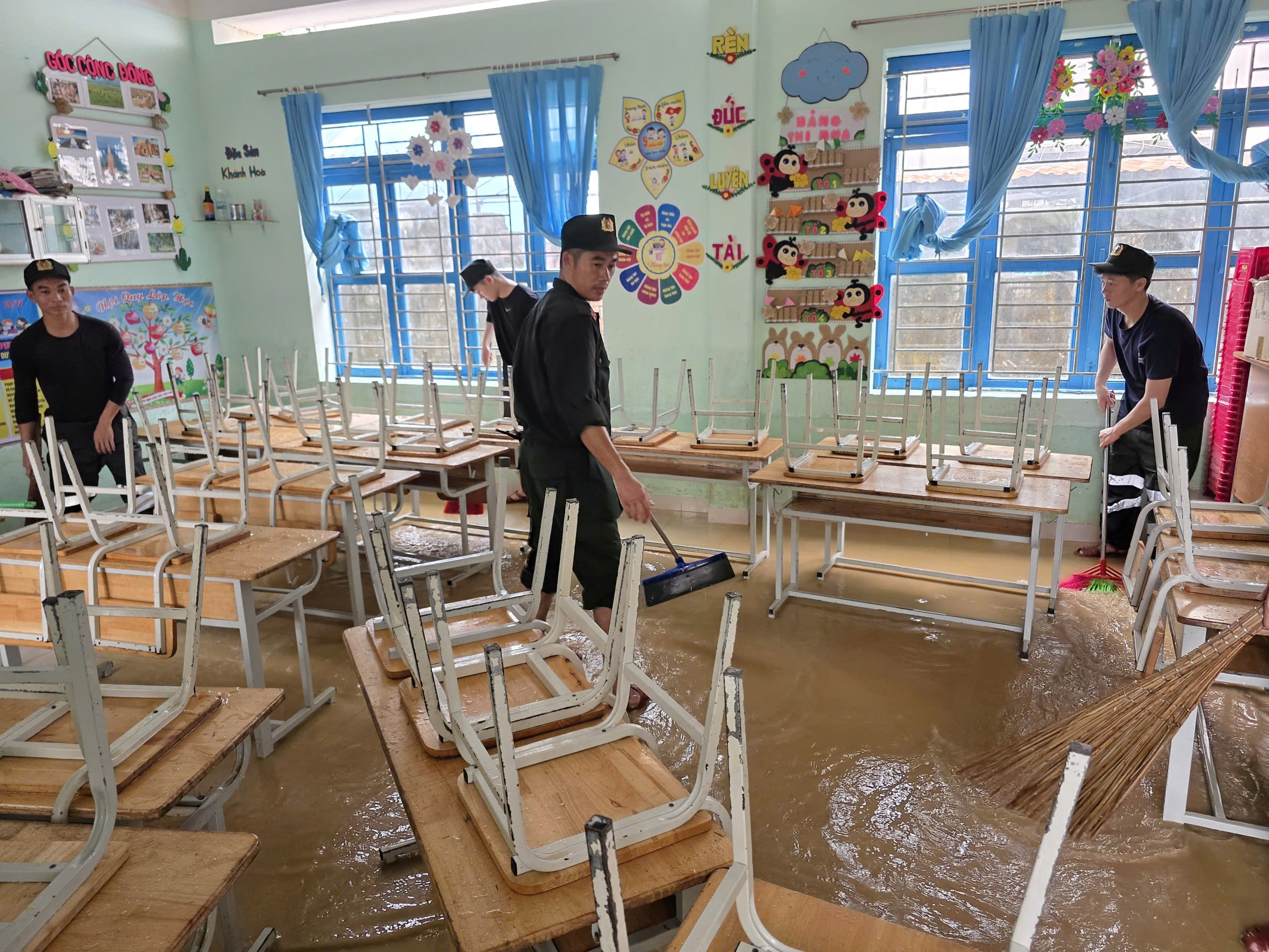 Khánh Hòa: Giáo viên ra quân dọn bùn lũ, nhiều trường tiếp tục cho học sinh nghỉ - Ảnh 3.