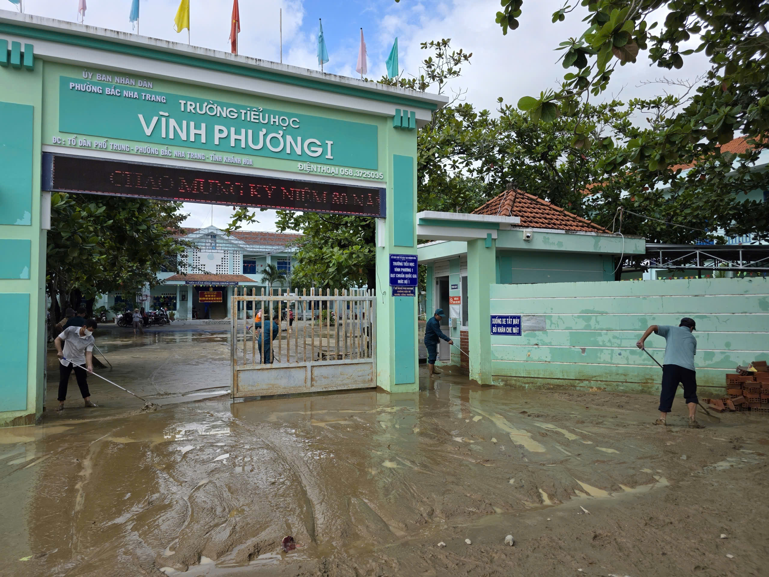 Khánh Hòa: Giáo viên ra quân dọn bùn lũ, nhiều trường tiếp tục cho học sinh nghỉ - Ảnh 6.