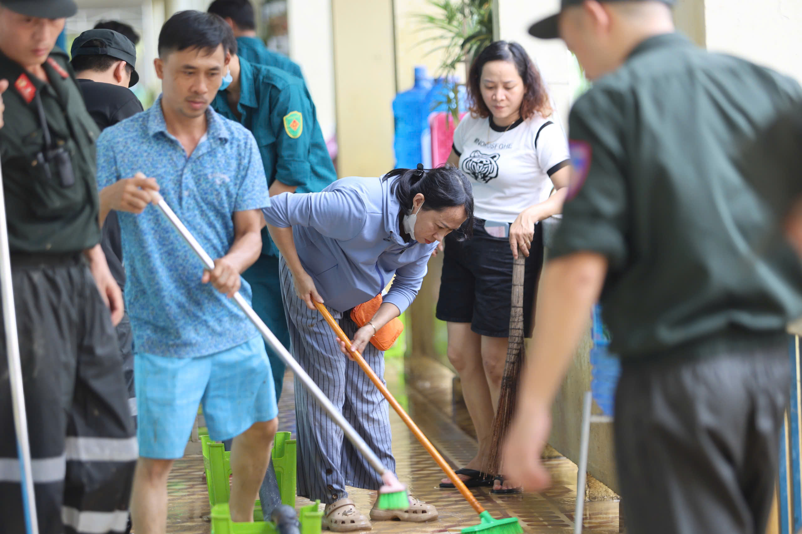 Khánh Hòa: Giáo viên ra quân dọn bùn lũ, nhiều trường tiếp tục cho học sinh nghỉ - Ảnh 4.