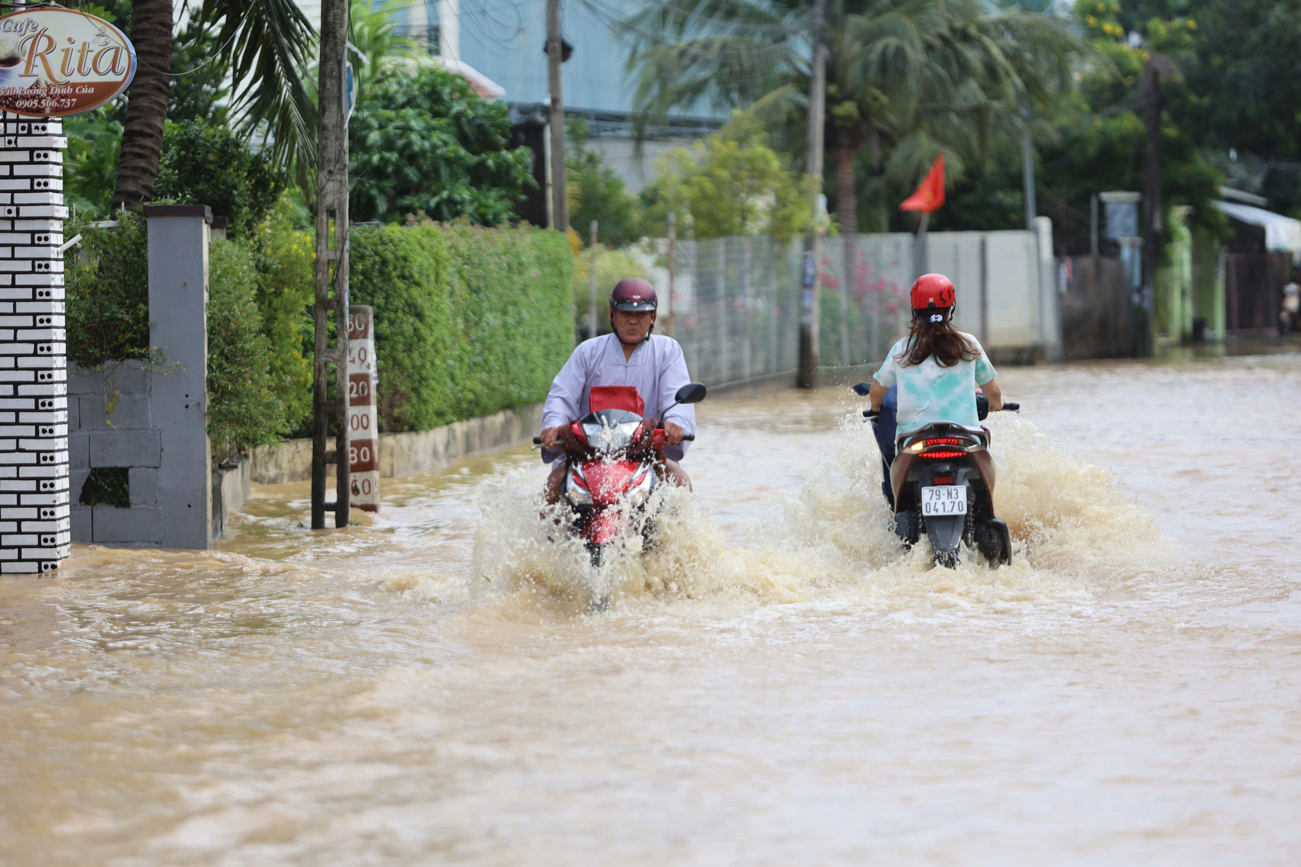 Khánh Hòa: Giáo viên ra quân dọn bùn lũ, nhiều trường tiếp tục cho học sinh nghỉ - Ảnh 7.