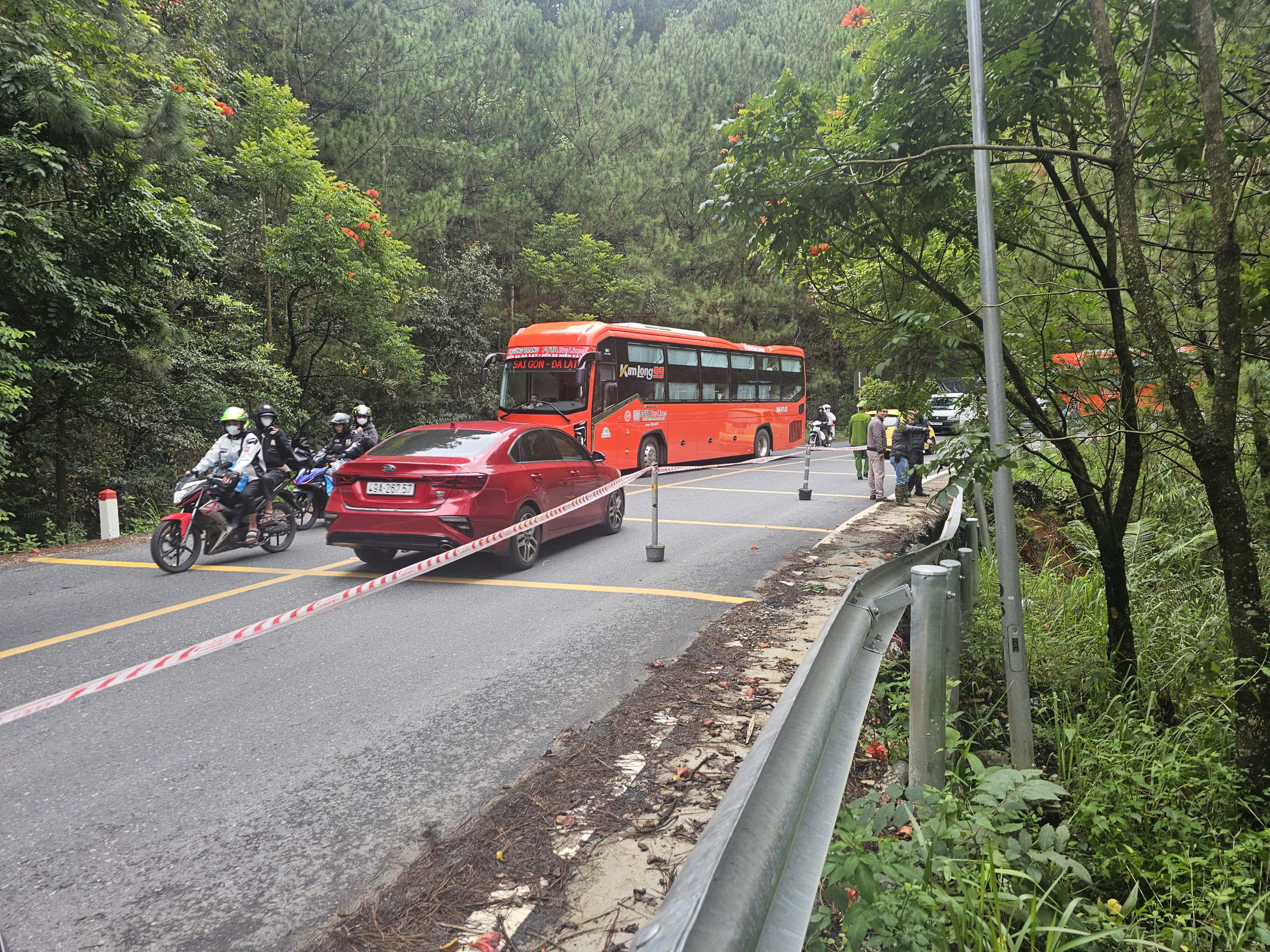 Các đèo Mimosa, Prenn và D'Ran sạt lở, đường lên Đà Lạt thêm khó khăn - Ảnh 2.