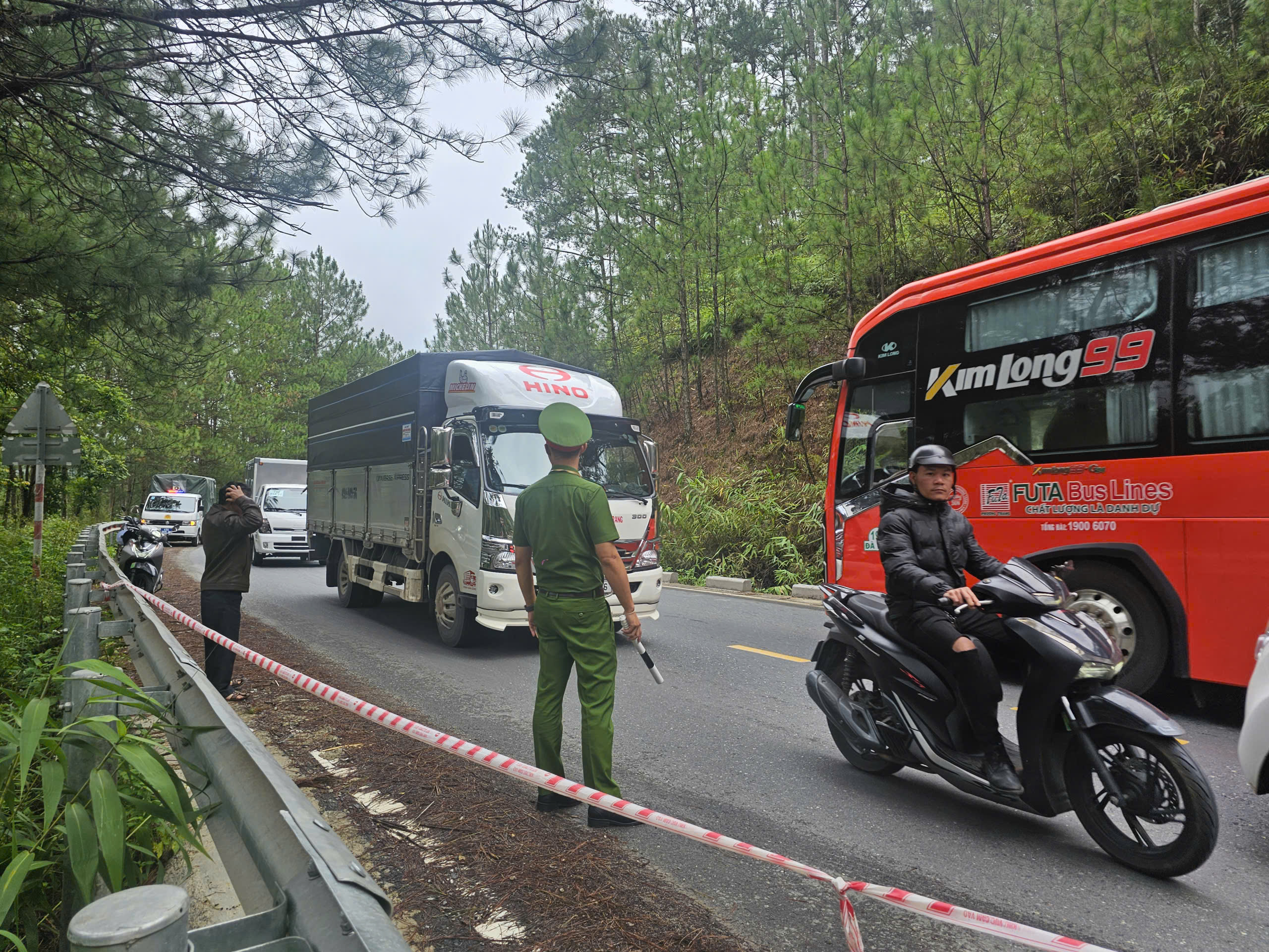 Sạt lở đèo Mimosa và Prenn Đà Lạt gây ảnh hưởng đến giao thông và dân sinh - Ảnh 1.