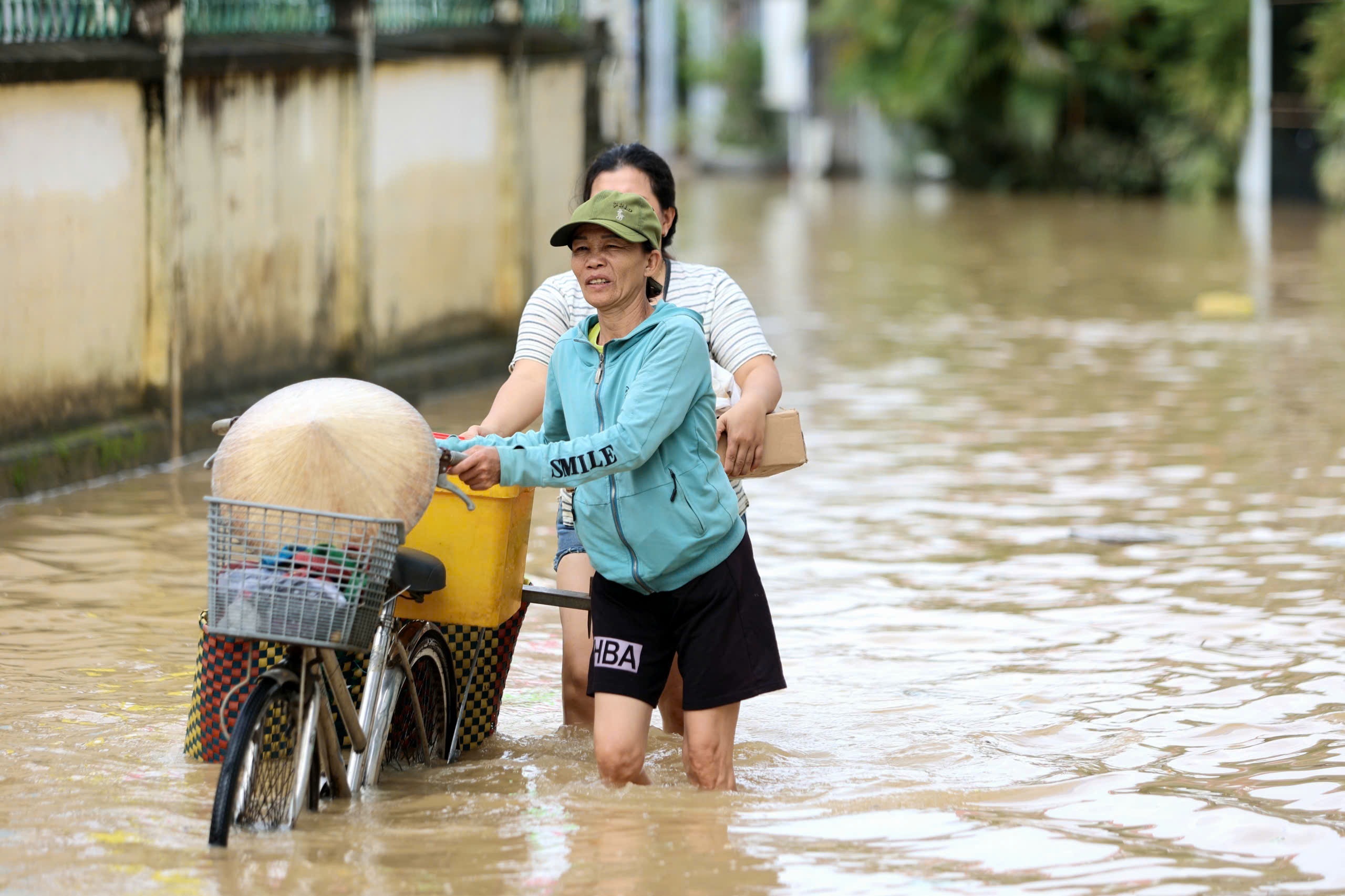 Nha Trang: Nước lũ r&uacute;t dần, nhiều khu vực vẫn ngập s&acirc;u - Ảnh 5.