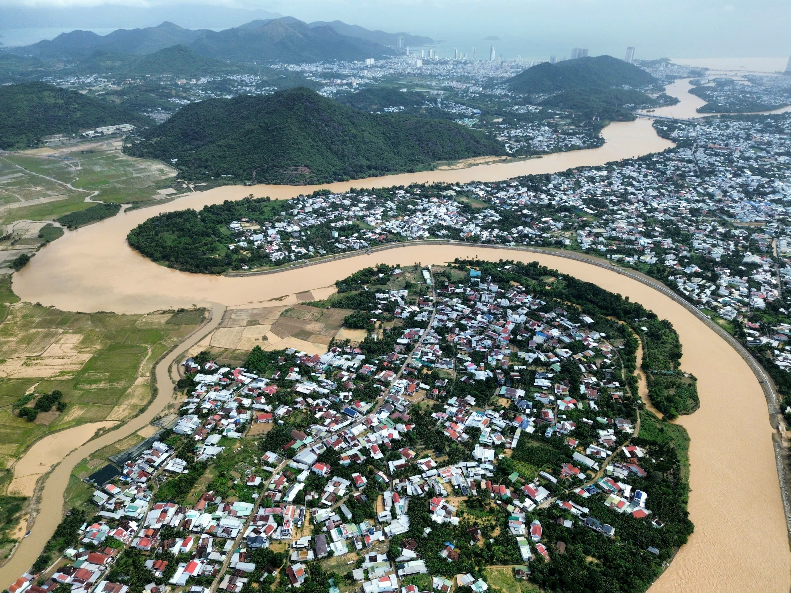 Nha Trang: Nước lũ r&uacute;t dần, nhiều khu vực vẫn ngập s&acirc;u - Ảnh 4.