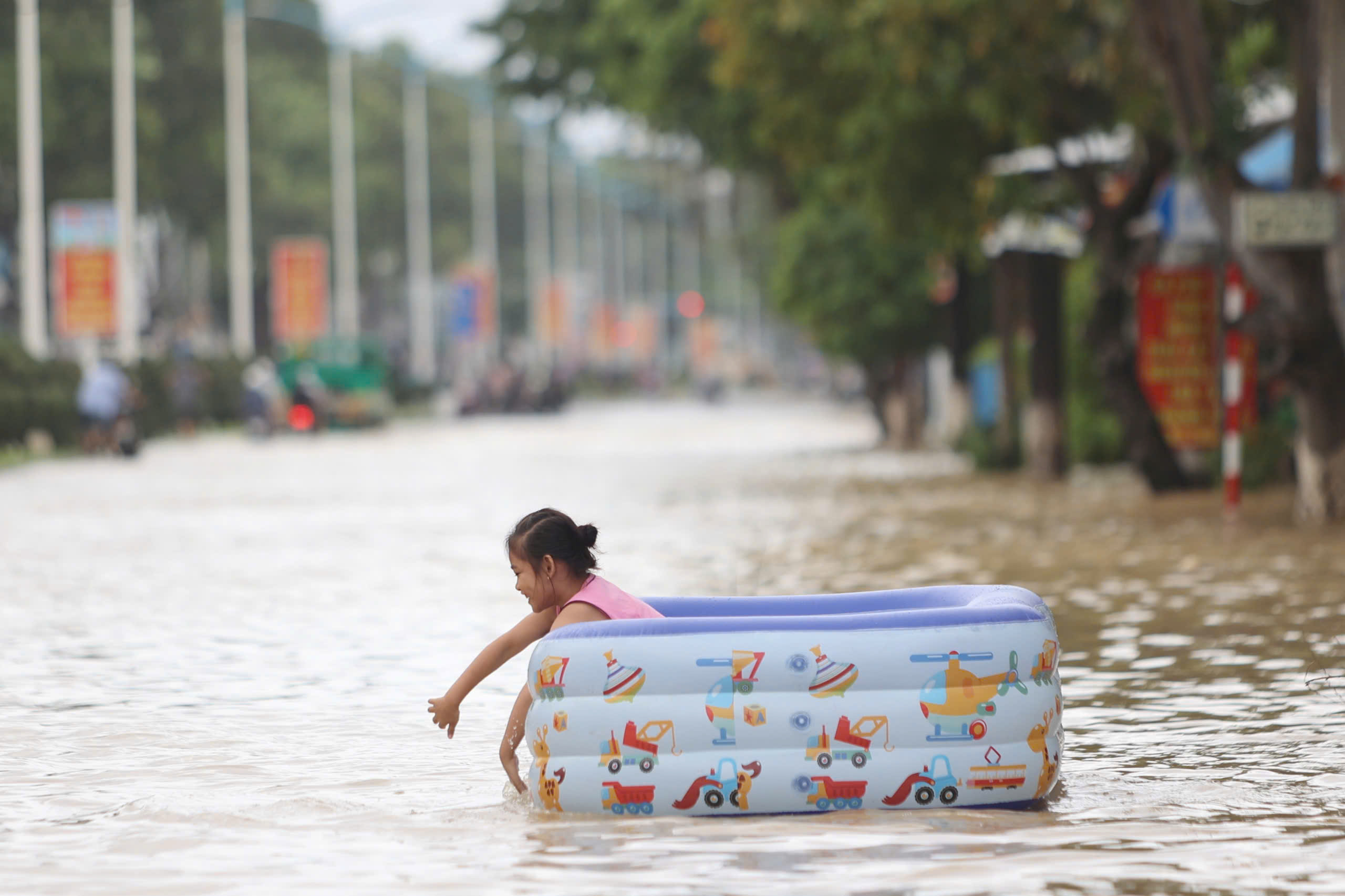 Nha Trang: Nước lũ r&uacute;t dần, nhiều khu vực vẫn ngập s&acirc;u - Ảnh 7.