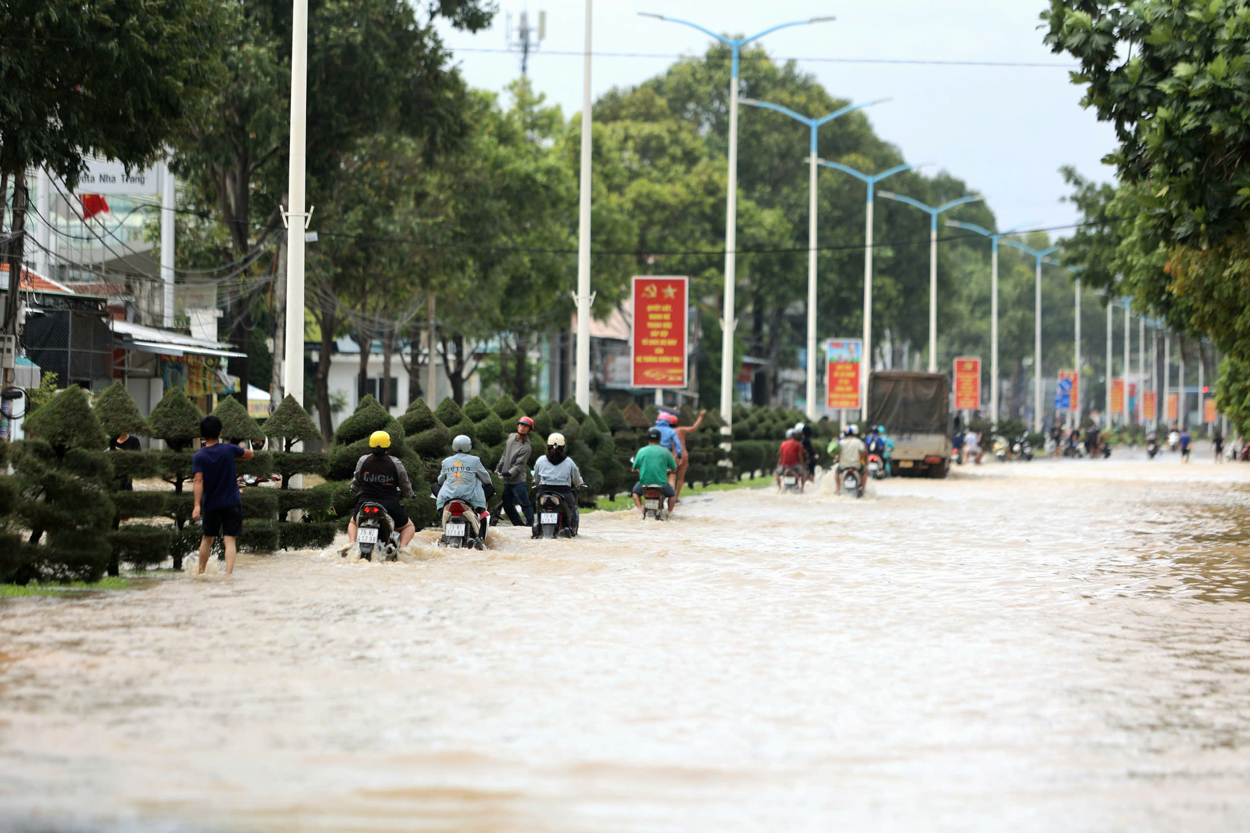 Nha Trang: Nước lũ r&uacute;t dần, nhiều khu vực vẫn ngập s&acirc;u - Ảnh 2.