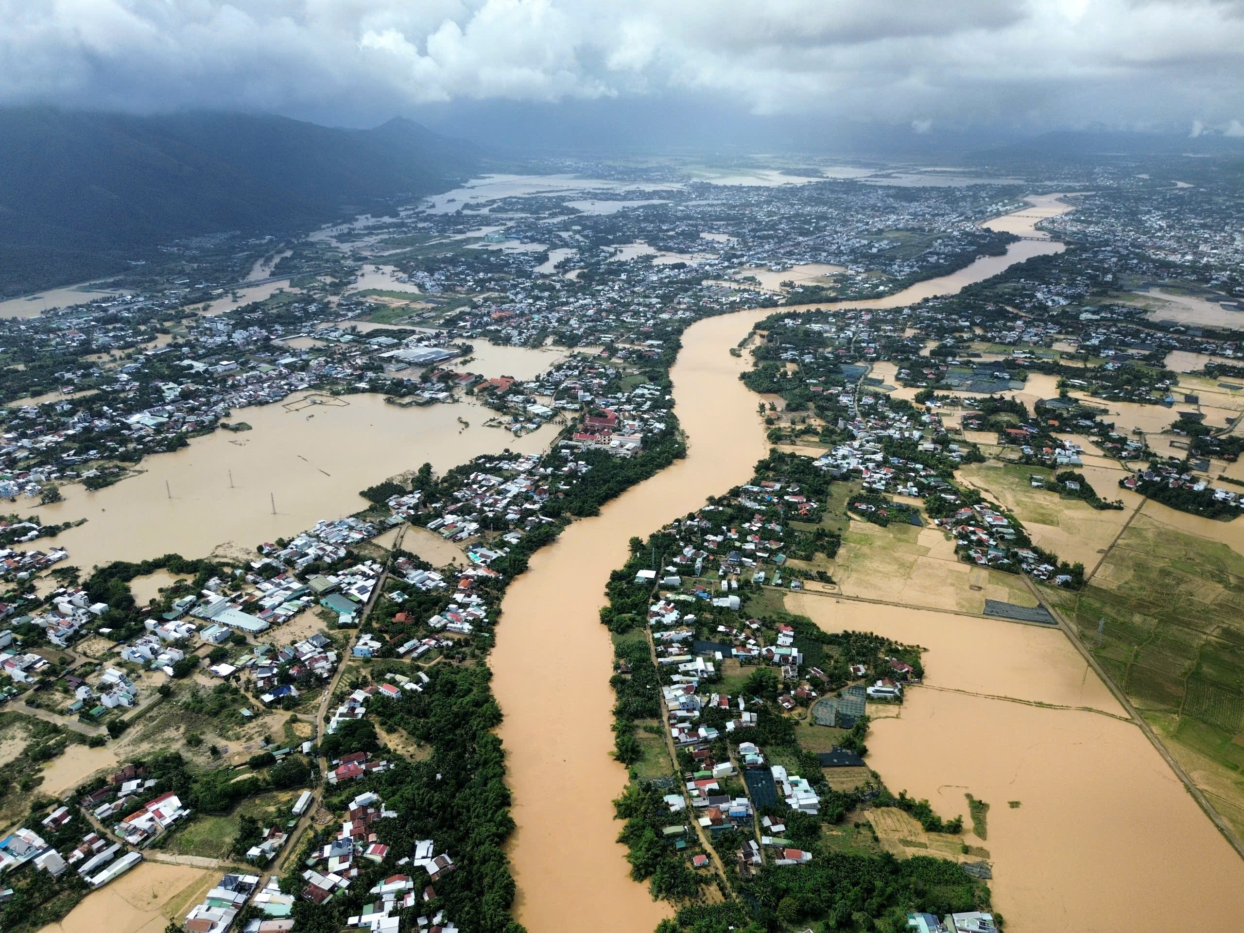 Nha Trang: Nước lũ r&uacute;t dần, nhiều khu vực vẫn ngập s&acirc;u - Ảnh 3.