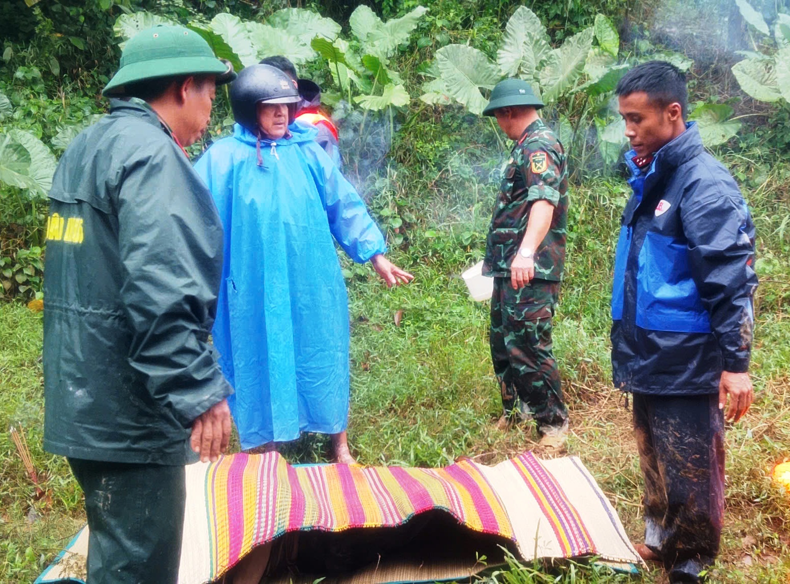 Tìm thấy thi thể người đàn ông bị nước lũ cuốn trôi khi đi làm keo - Ảnh 1.