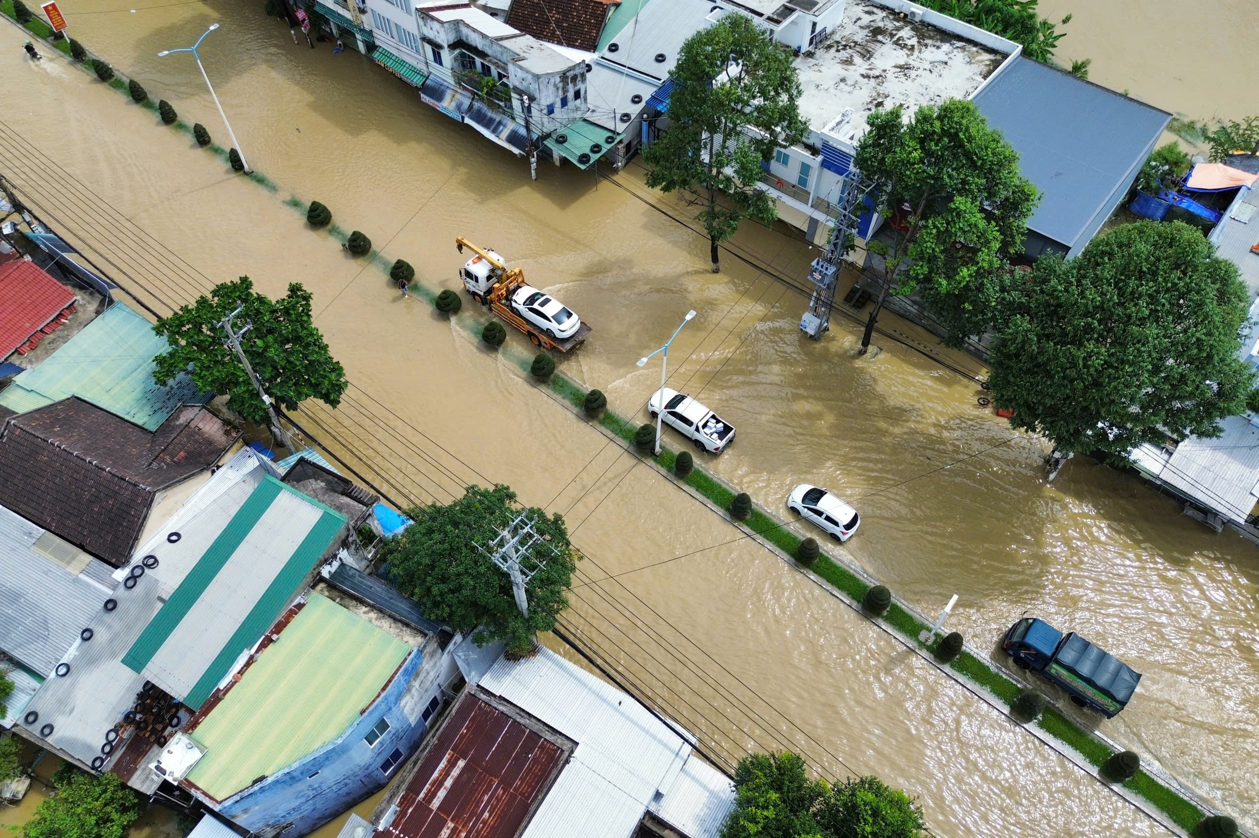 Nha Trang: Nước lũ r&uacute;t dần, nhiều khu vực vẫn ngập s&acirc;u - Ảnh 1.