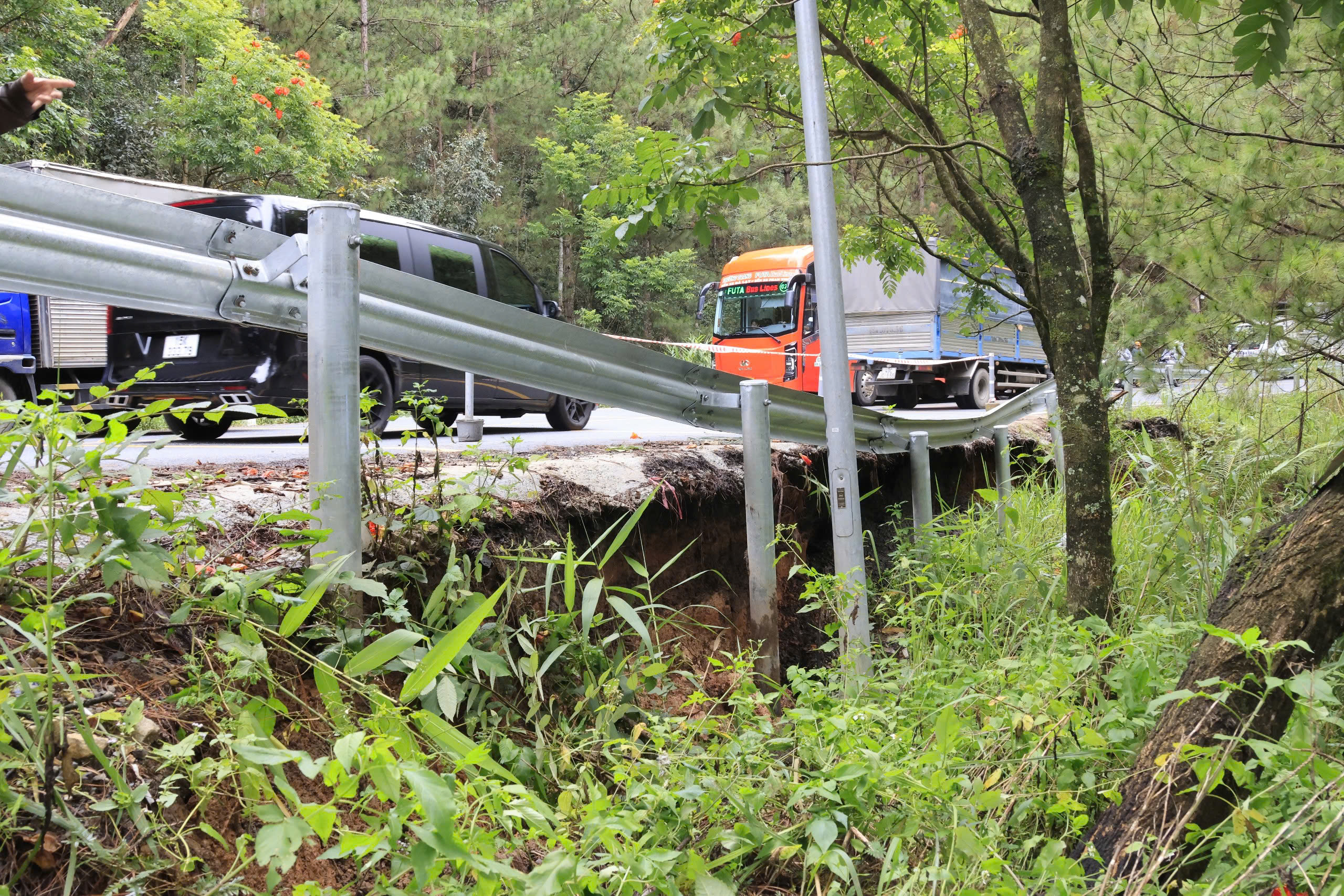 Cấm xe tải trên 15 tấn lưu thông qua đèo Mimosa do sạt lở - Ảnh 1.