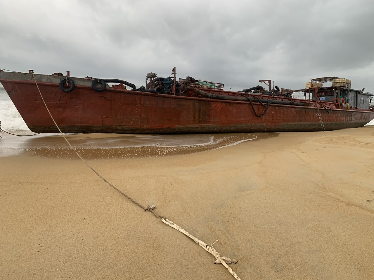 Quảng Ngãi: Tàu sắt có 2.000 lít dầu bị sóng đánh mắc cạn- Ảnh 2.