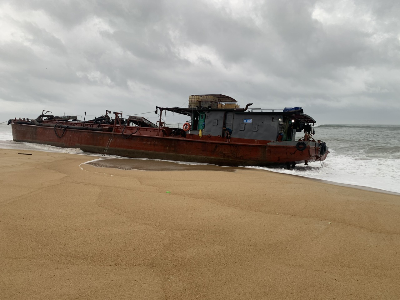 Quảng Ngãi: Tàu sắt có 2.000 lít dầu bị sóng đánh mắc cạn- Ảnh 1.