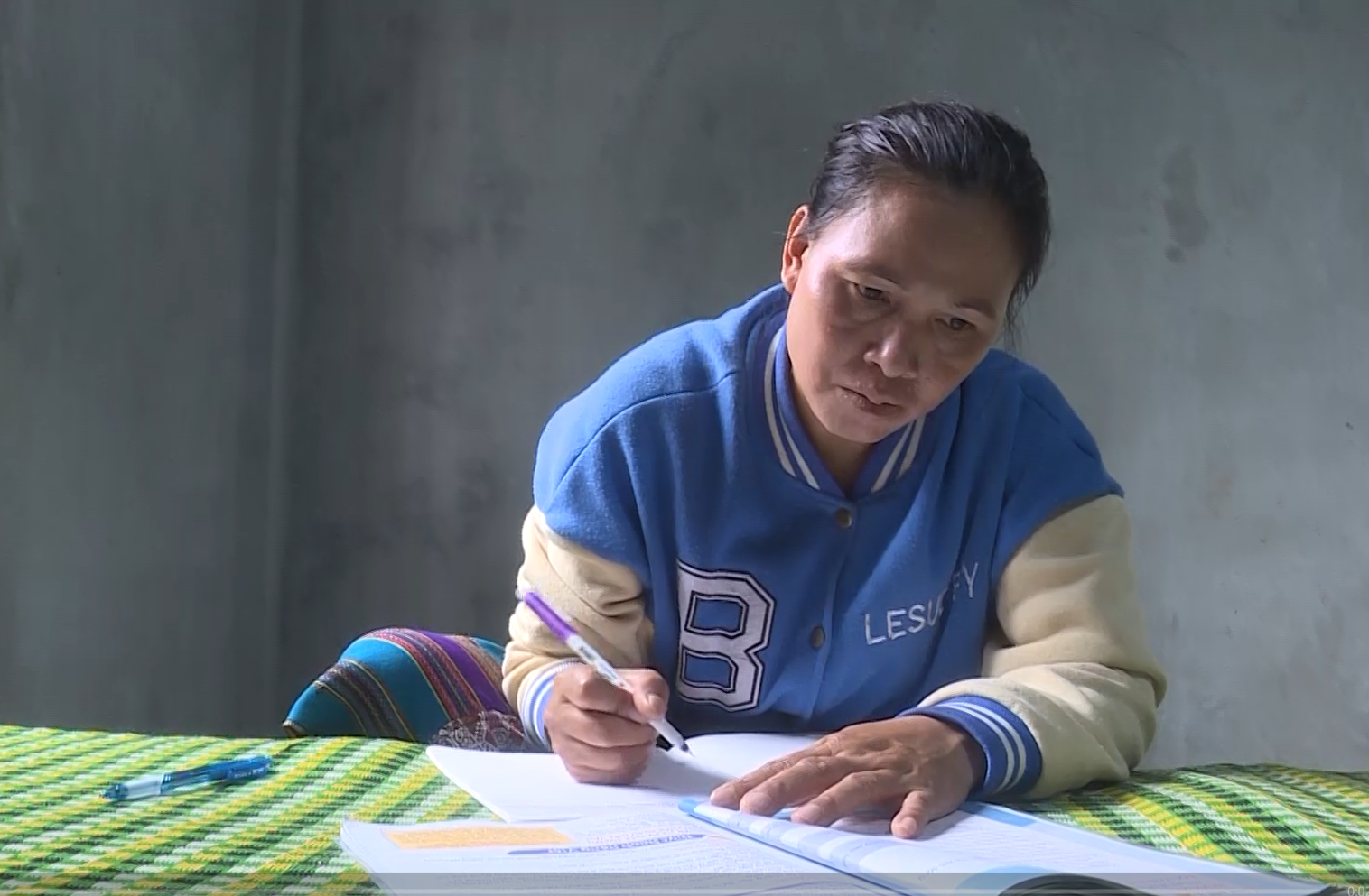 Längtan efter att skriva mitt eget namn - Foto 1. Khát vọng muốn tự tay… viết tên mình- Ảnh 1.