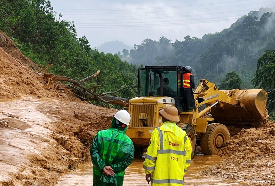 Đà Nẵng: Hàng trăm người mắc kẹt trên đường Hồ Chí Minh do sạt lở- Ảnh 1. Đà Nẵng: Hàng trăm người mắc kẹt trên đường Hồ Chí Minh do sạt lở- Ảnh 1.