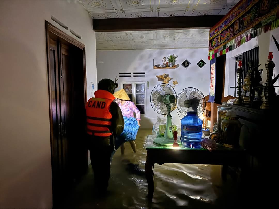 Công an Đắk Lắk đang cứu dân vùng ngập lụt Phú Yên cũ xuyên đêm- Ảnh 5.