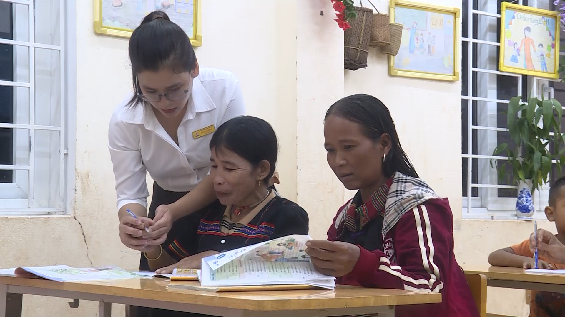 Längtan efter att skriva mitt eget namn - Foto 8. Khát vọng muốn tự tay… viết tên mình- Ảnh 8.