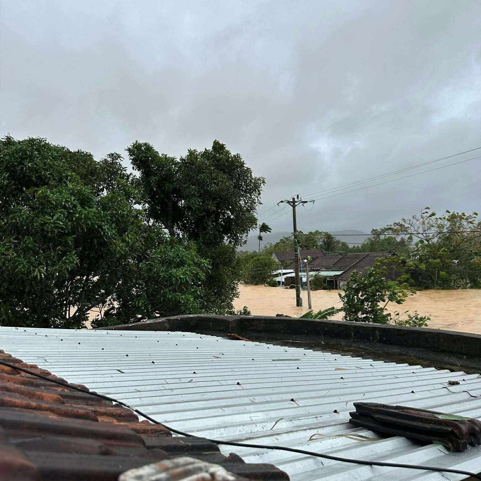 Người dân Đắk Lắk lên mạng cầu cứu trong đêm khi nước lũ dâng cao  - Ảnh 3.