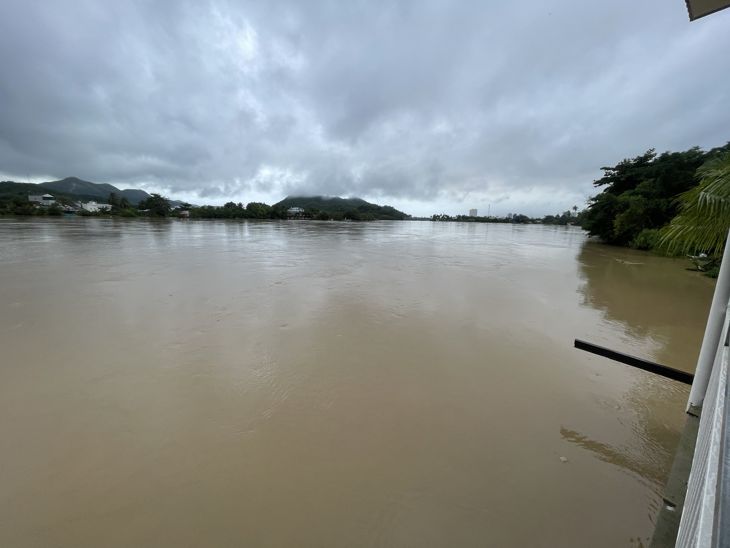  hồ Am Chúa Khánh Hòa xả lũ liên tiếp 6 ngày - Ảnh 1.