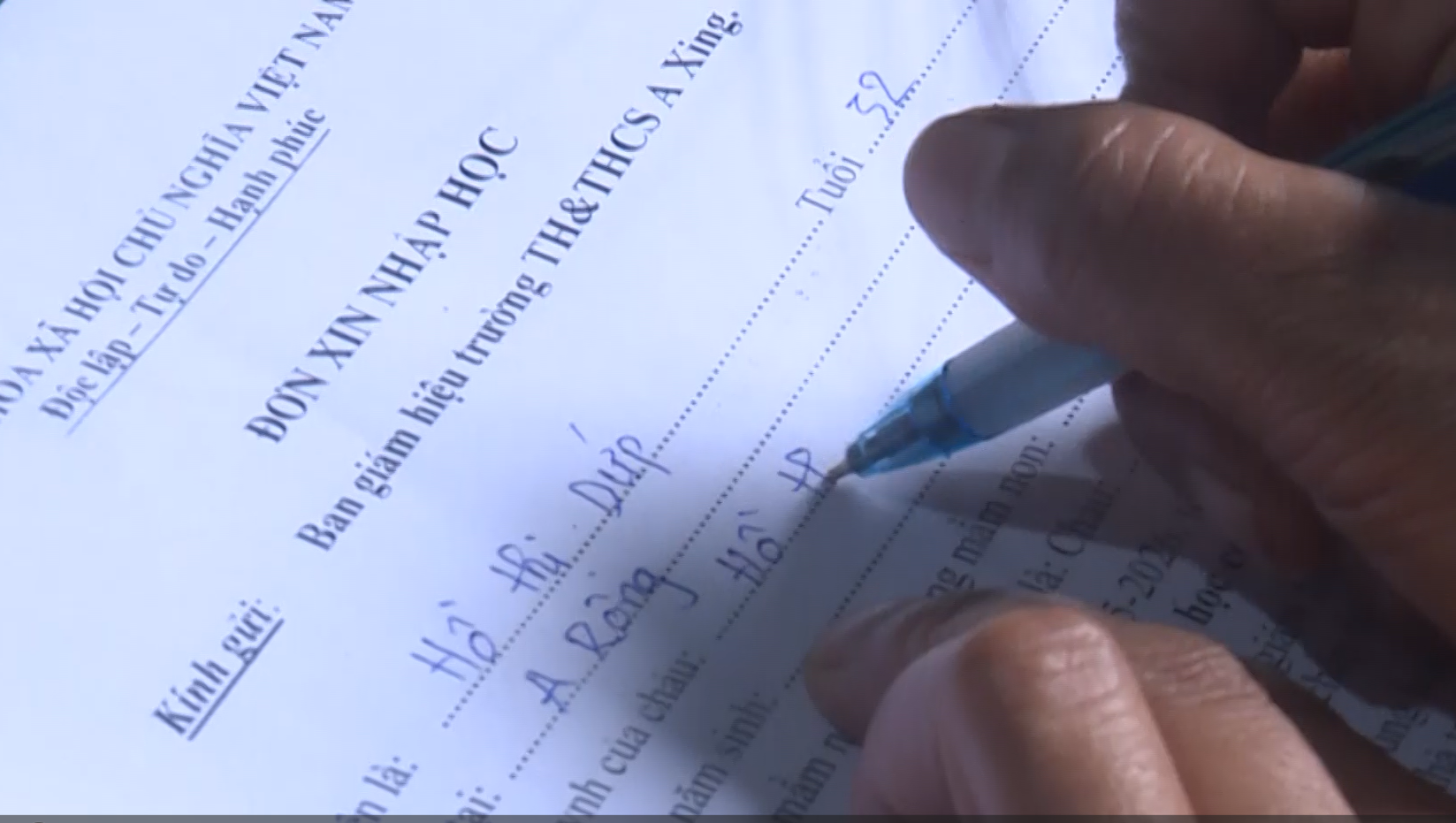 Längtan efter att skriva mitt eget namn - Foto 2. Khát vọng muốn tự tay… viết tên mình- Ảnh 2.
