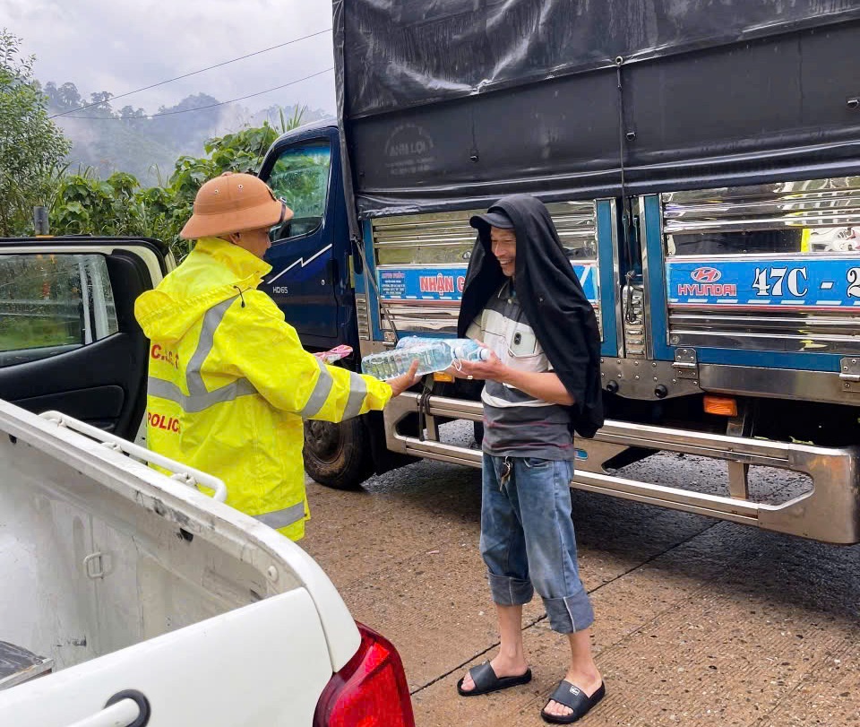 Đà Nẵng: Hàng trăm người mắc kẹt trên đường Hồ Chí Minh do sạt lở- Ảnh 2. Đà Nẵng: Hàng trăm người mắc kẹt trên đường Hồ Chí Minh do sạt lở- Ảnh 2.