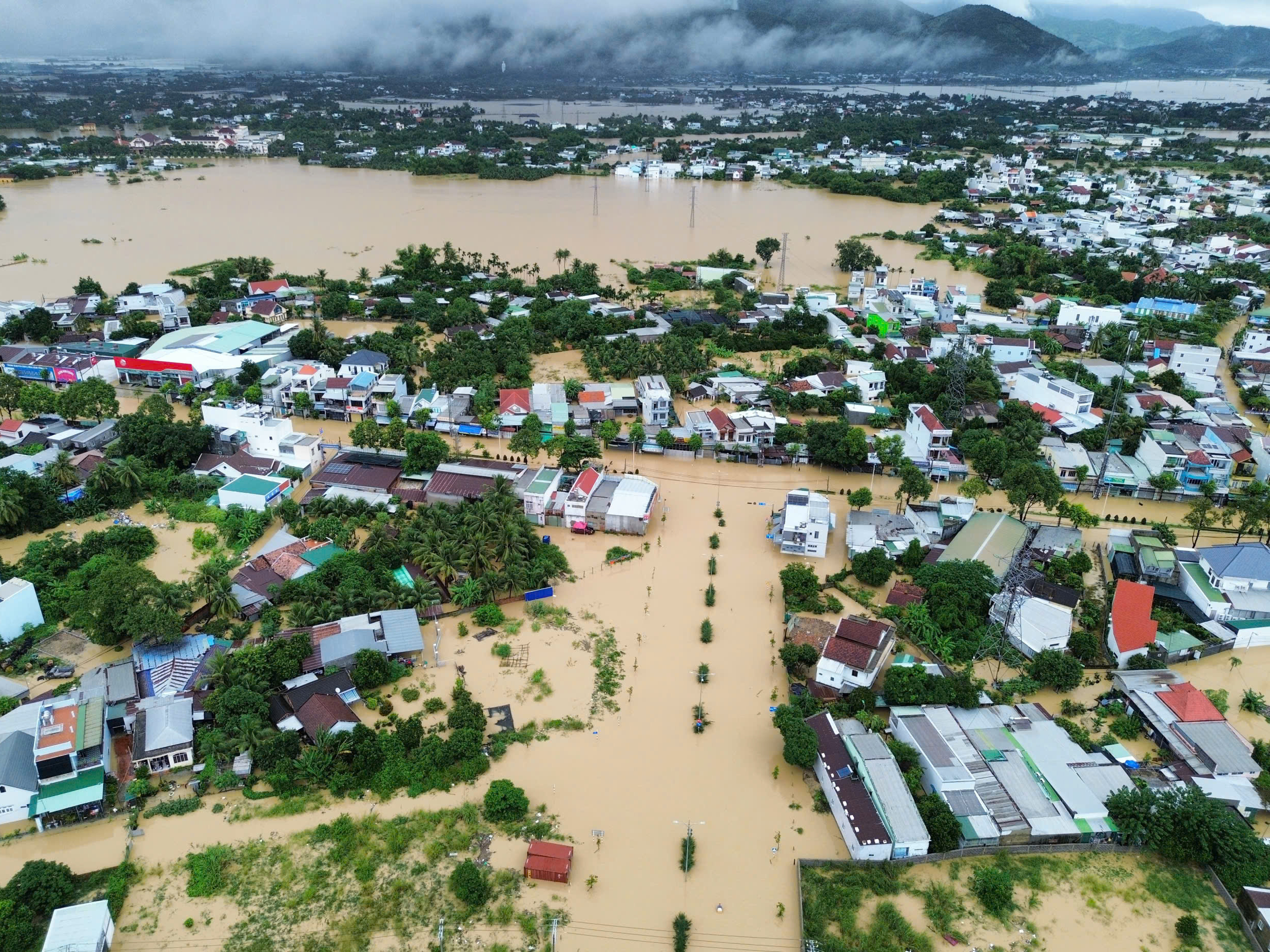 Gia Lai, Đắk Lắk, Khánh Hòa khẩn cấp chống lũ lịch sử - Ảnh 2.