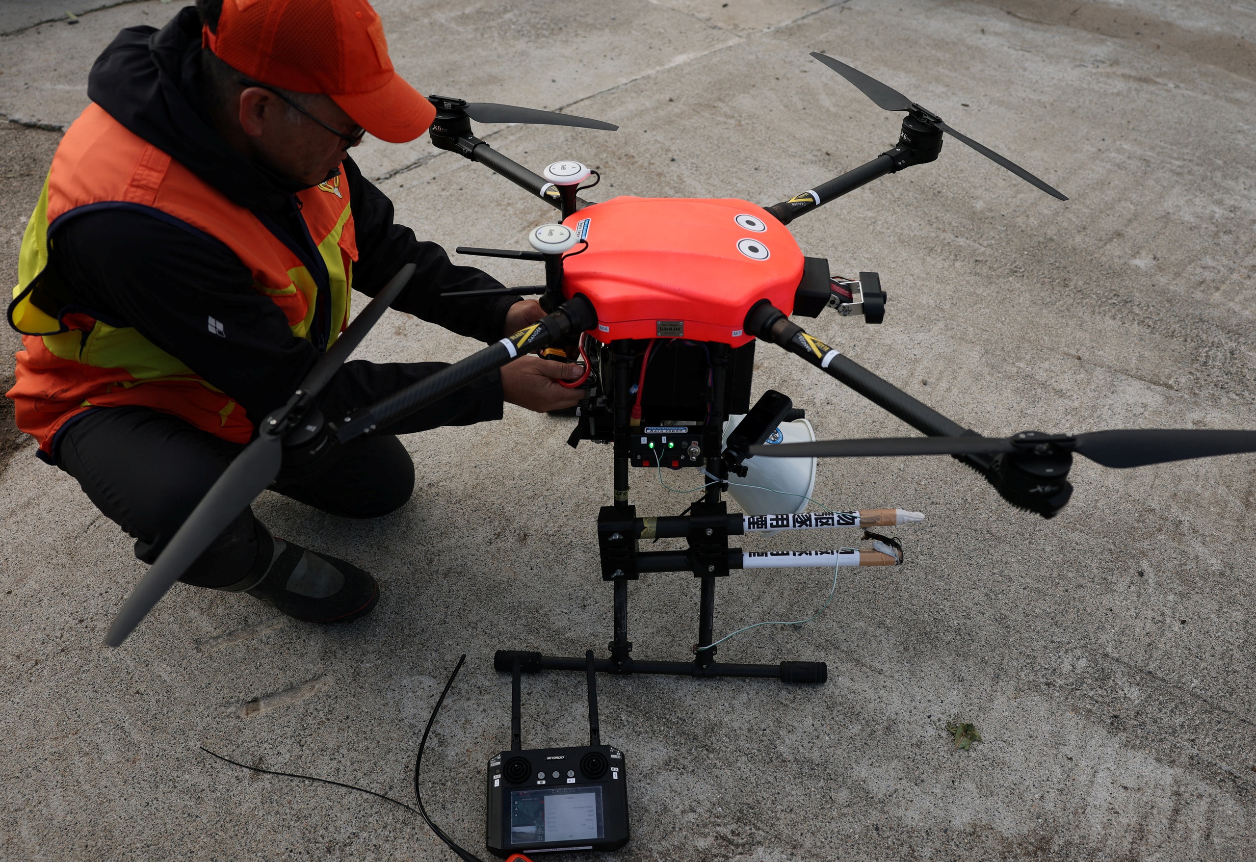 Nhật Bản d&ugrave;ng UAV để đuổi gấu khi c&aacute;c vụ tấn c&ocirc;ng gia tăng - Ảnh 1.