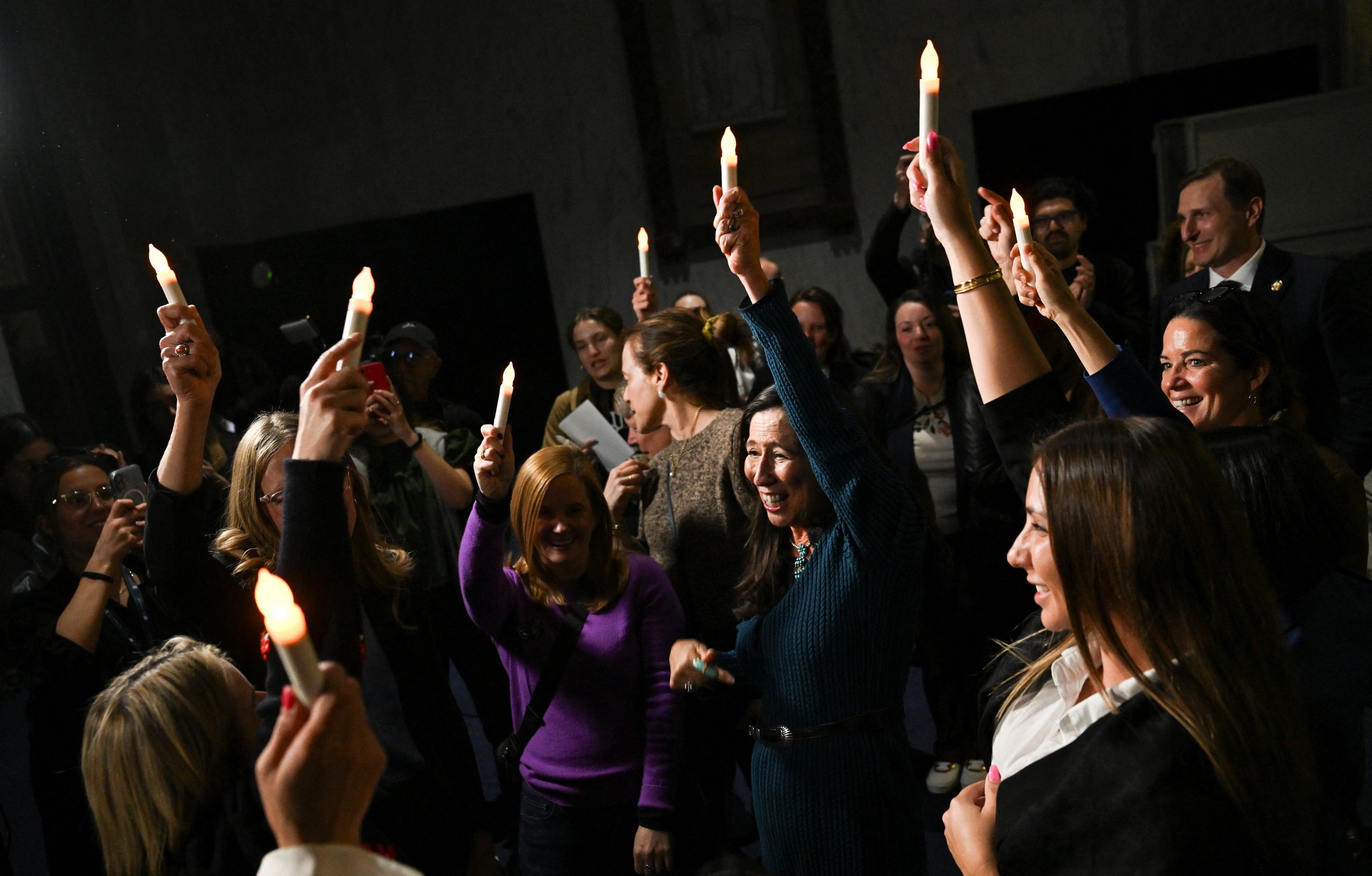 Quốc hội Mỹ phê chuẩn công bố hồ sơ tội phạm ấu dâm Jeffrey Epstein- Ảnh 1.