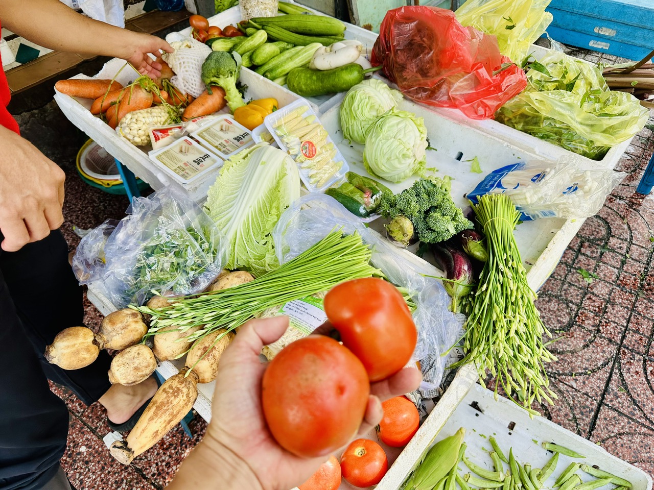 Đường Đà Lạt sạt lở nghiêm trọng, TP.HCM 'cơn sốt giá rau xanh' tăng nhiệt  - Ảnh 2.