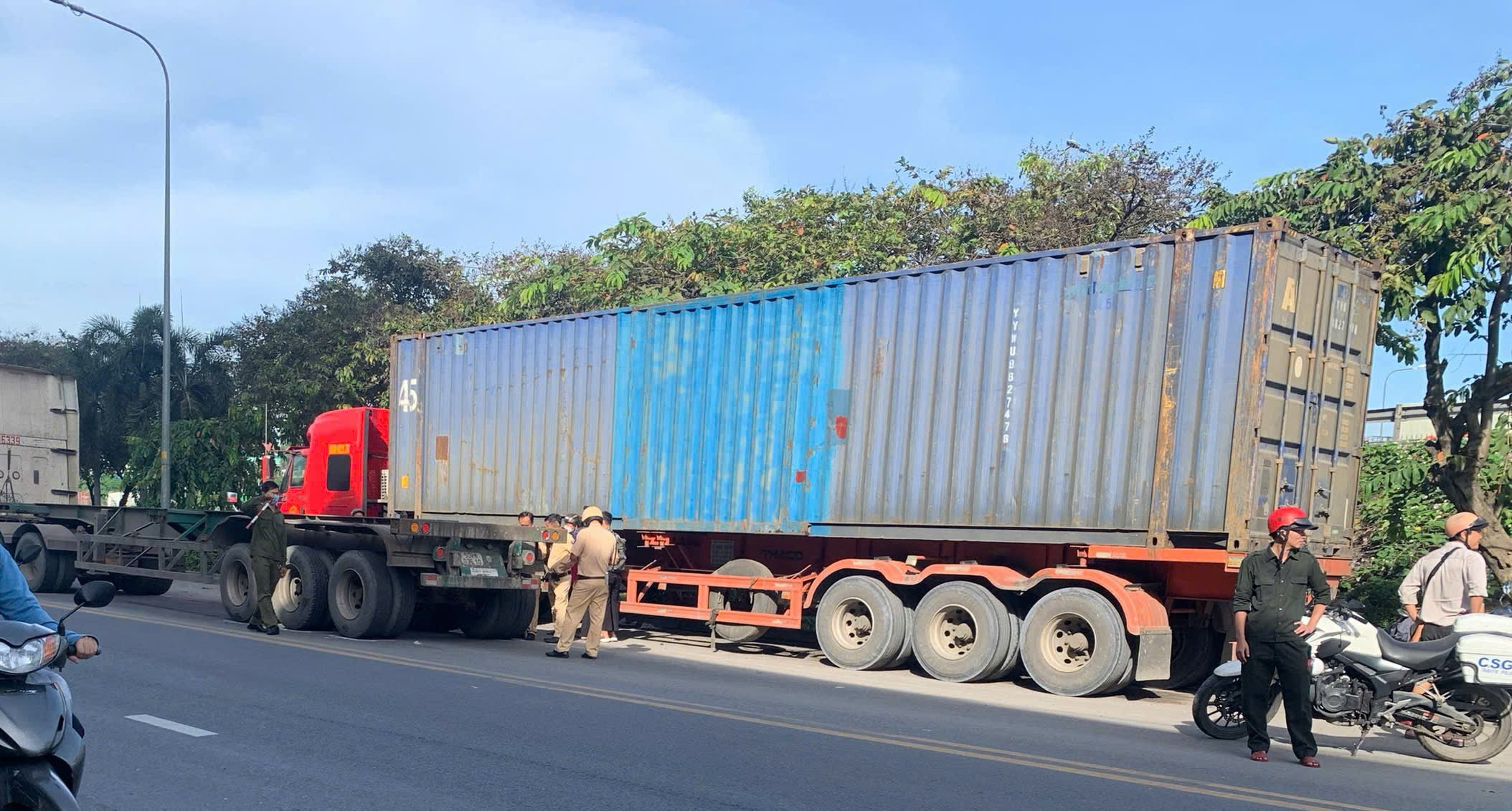 TP.HCM: Bị 2 xe container kẹp giữa, nữ sinh lớp 9 tử vong trên đường đi học - Ảnh 1.