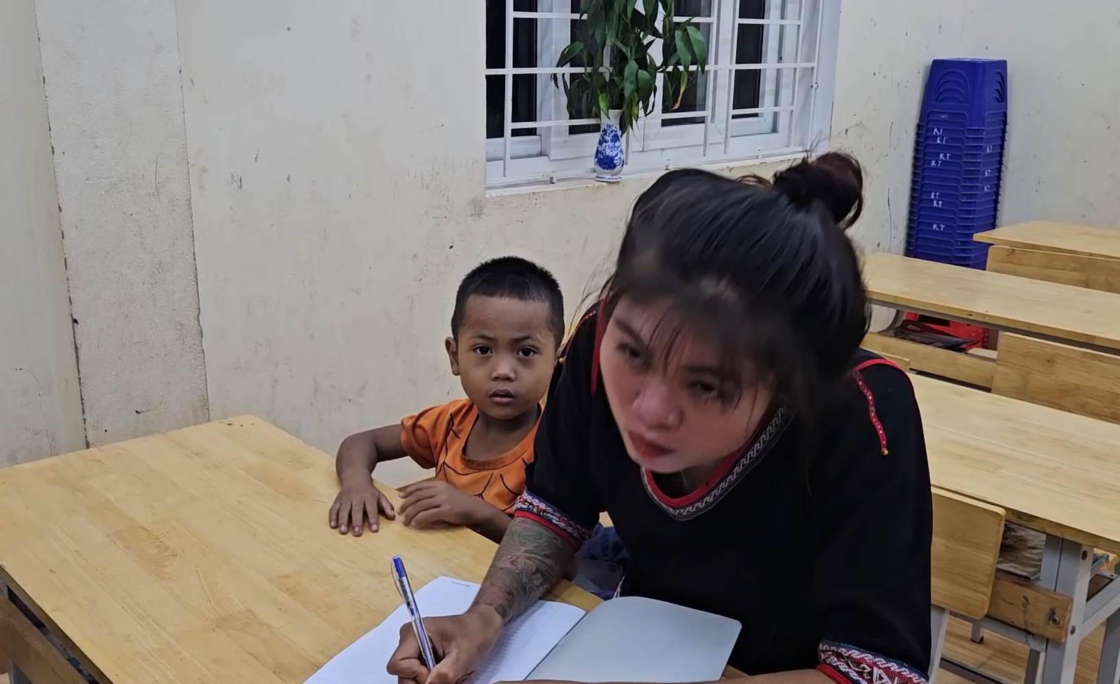 Längtan efter att skriva mitt eget namn - Foto 9. Khát vọng muốn tự tay… viết tên mình- Ảnh 9.