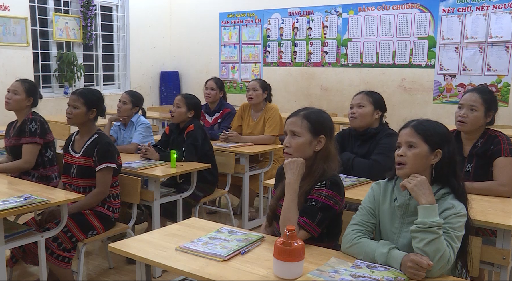 Längtan efter att skriva mitt eget namn - Foto 10. Khát vọng muốn tự tay… viết tên mình- Ảnh 10.