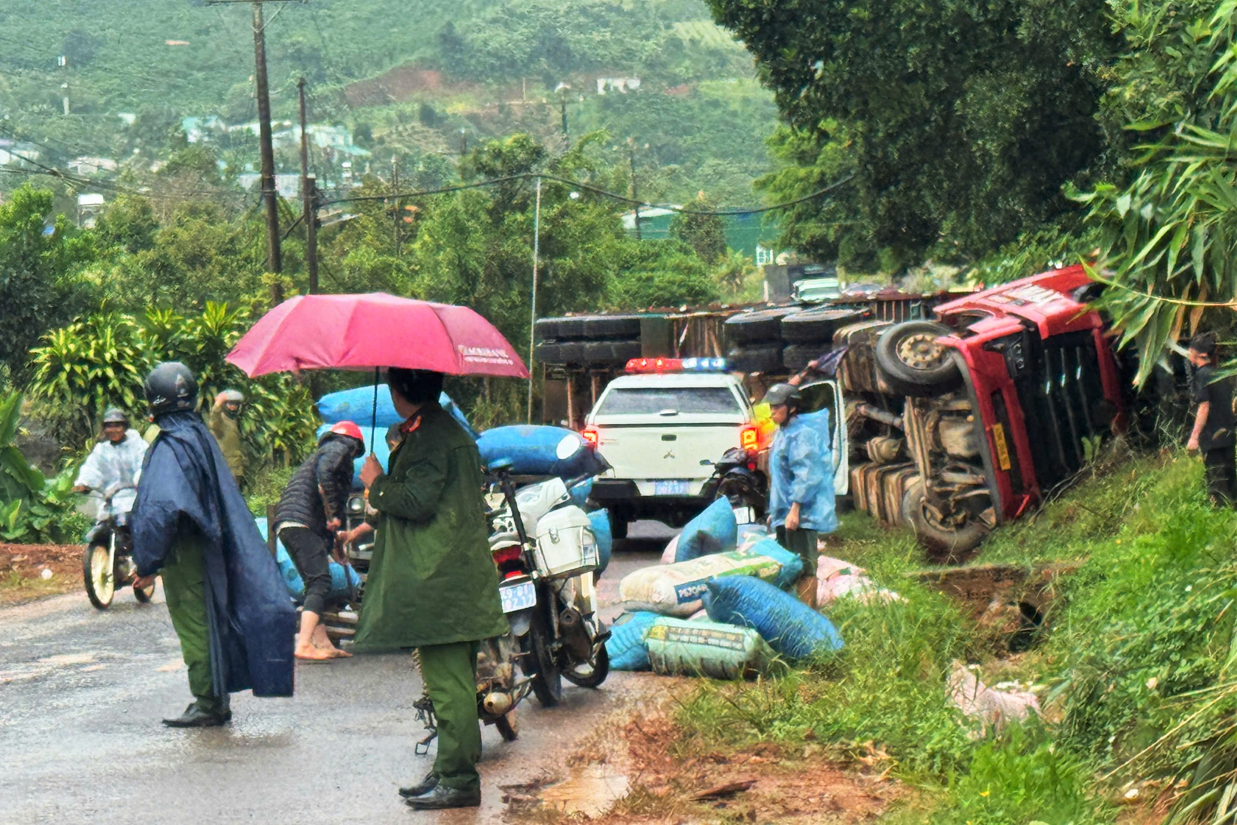 Xe container lật đè ô tô con làm 5 người bị thương - Ảnh 2.