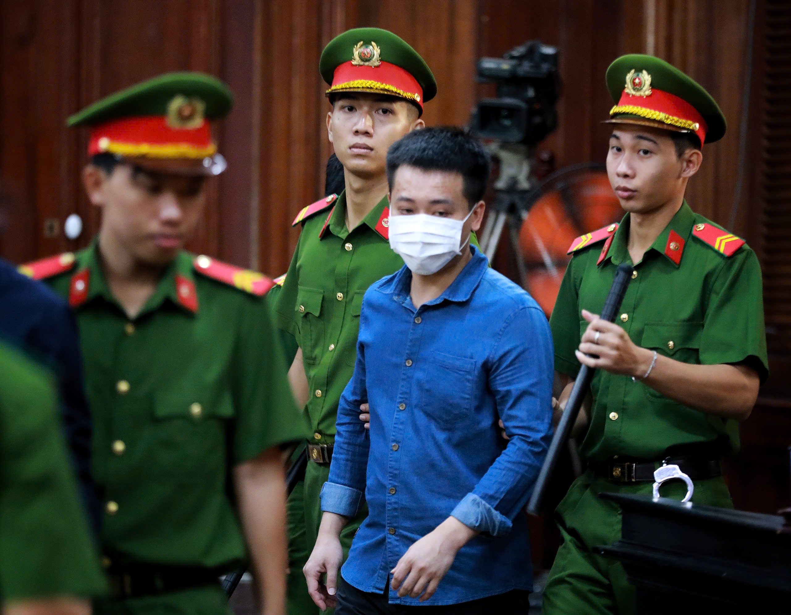 Cập nhật: Hoa hậu Thùy Tiên được áp giải đến tòa - Ảnh 2.