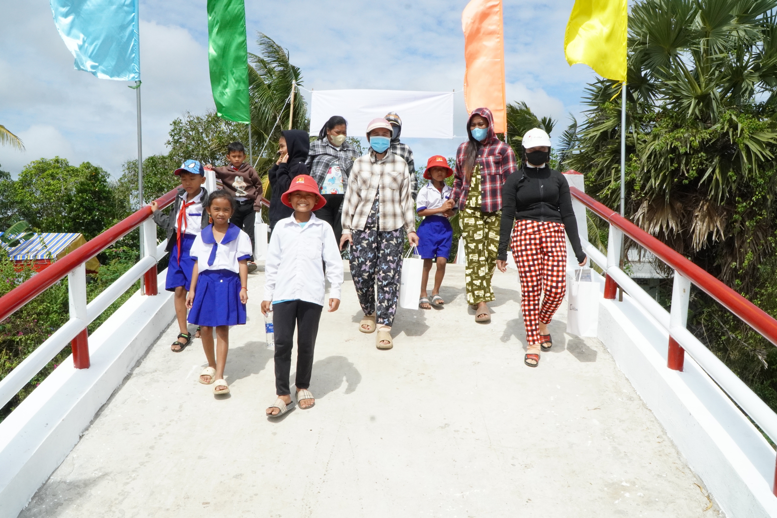 Báo Thanh Niên khánh thành cây cầu mơ ước tại vùng biên giới Giang Thành- Ảnh 10. Báo Thanh Niên khánh thành cây cầu mơ ước tại vùng biên giới Giang Thành- Ảnh 10.