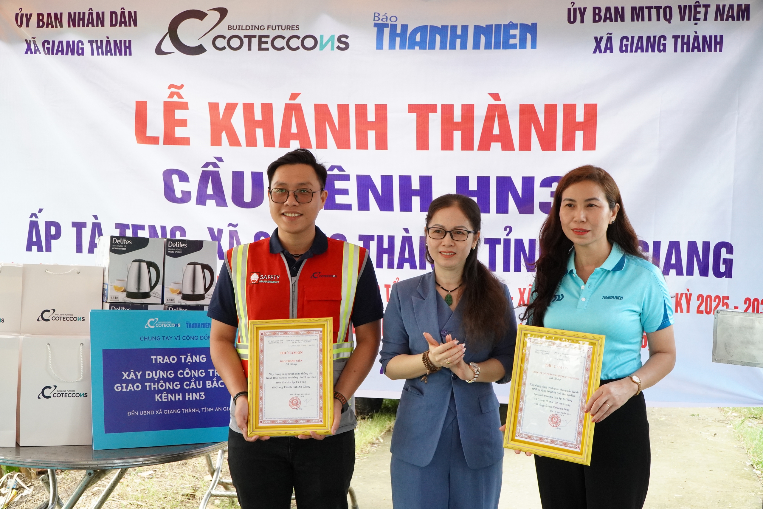 Báo Thanh Niên khánh thành cây cầu mơ ước tại vùng biên giới Giang Thành- Ảnh 11. Báo Thanh Niên khánh thành cây cầu mơ ước tại vùng biên giới Giang Thành- Ảnh 11.