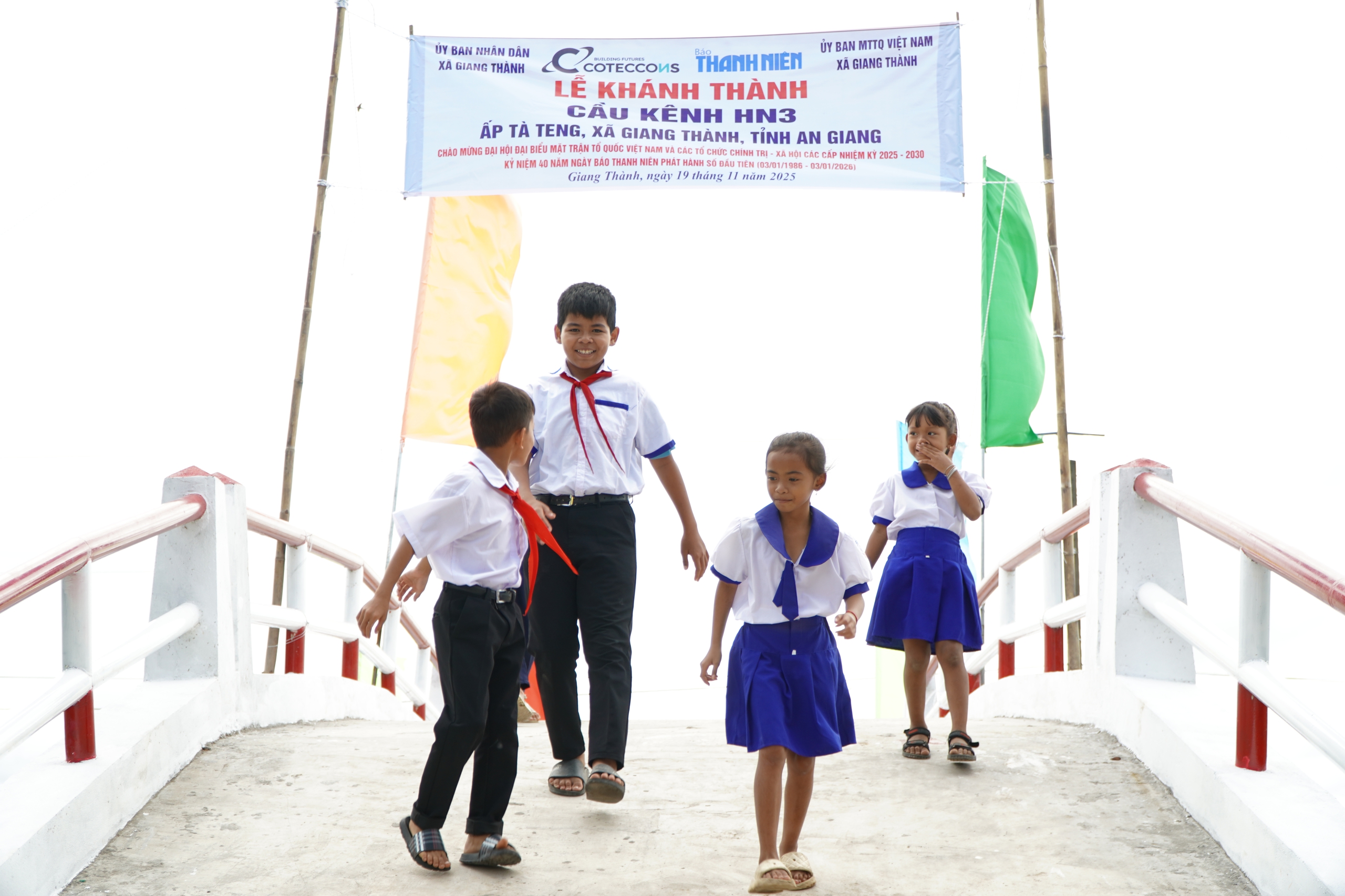 Báo Thanh Niên khánh thành cây cầu mơ ước tại vùng biên giới Giang Thành- Ảnh 12. Báo Thanh Niên khánh thành cây cầu mơ ước tại vùng biên giới Giang Thành- Ảnh 12.