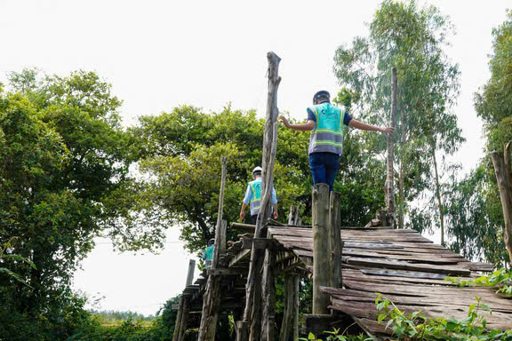 Báo Thanh Niên khánh thành cây cầu mơ ước tại vùng biên giới Giang Thành- Ảnh 3. Báo Thanh Niên khánh thành cây cầu mơ ước tại vùng biên giới Giang Thành- Ảnh 3.