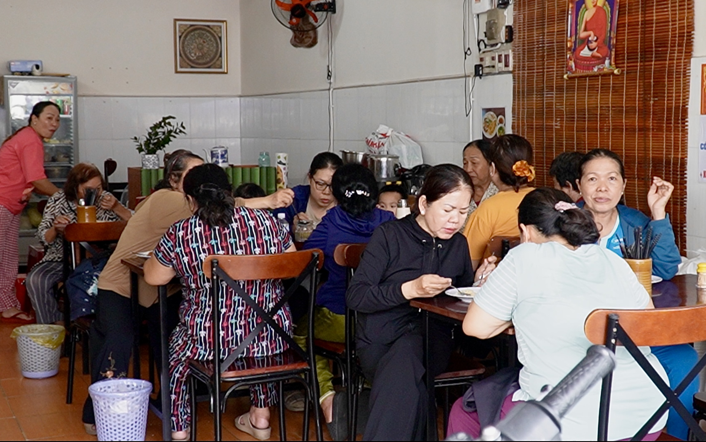 Người phụ nữ 6 năm nấu cơm 2.000 đồng cho người nghèo: ‘Mình trả ơn cuộc đời’ - Ảnh 2.