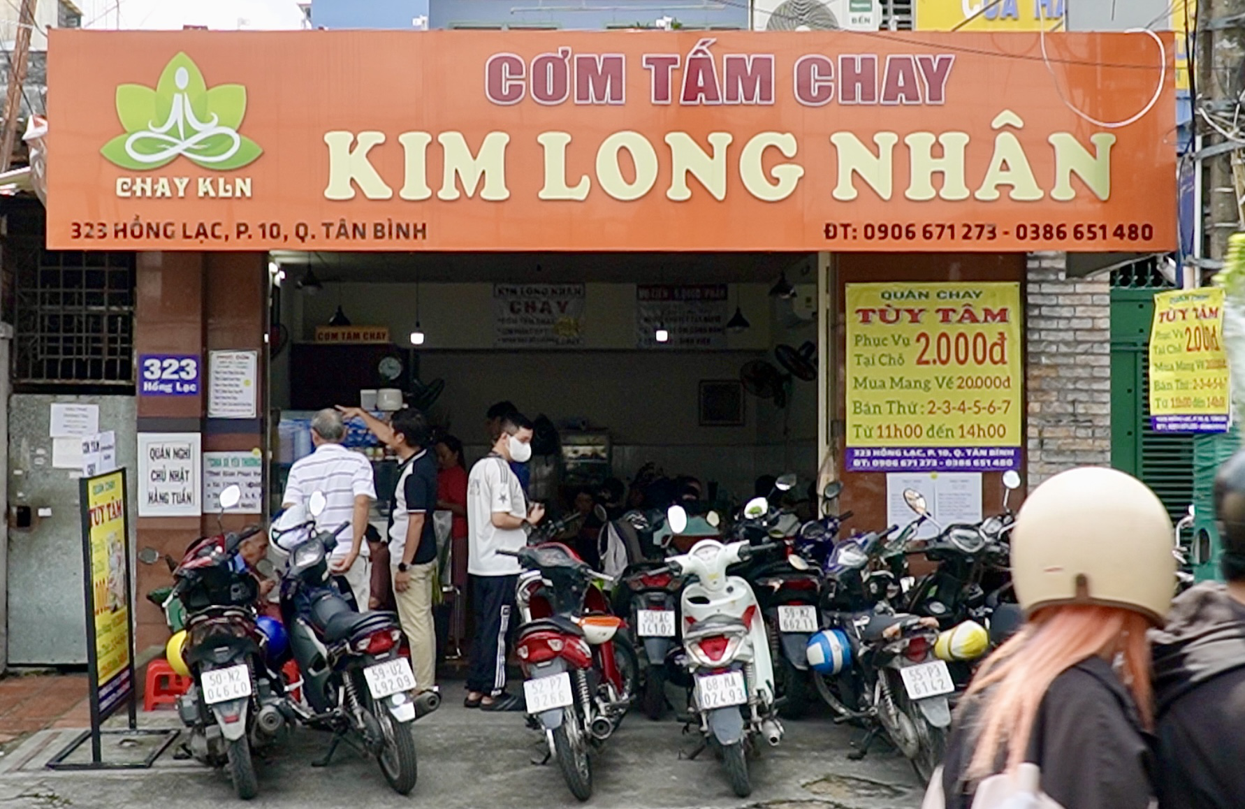 Người phụ nữ 6 năm nấu cơm 2.000 đồng cho người nghèo: ‘Mình trả ơn cuộc đời’ - Ảnh 1.