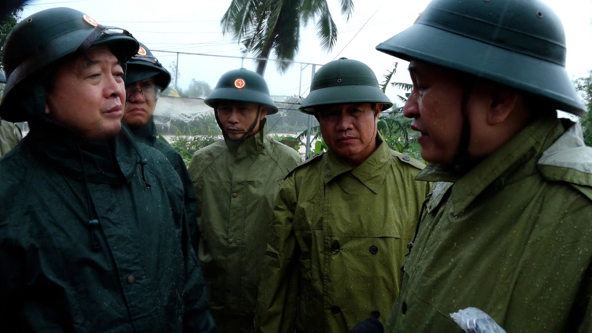 Huy động mọi nguồn lực cứu dân vùng lũ Đắk Lắk - Ảnh 2.