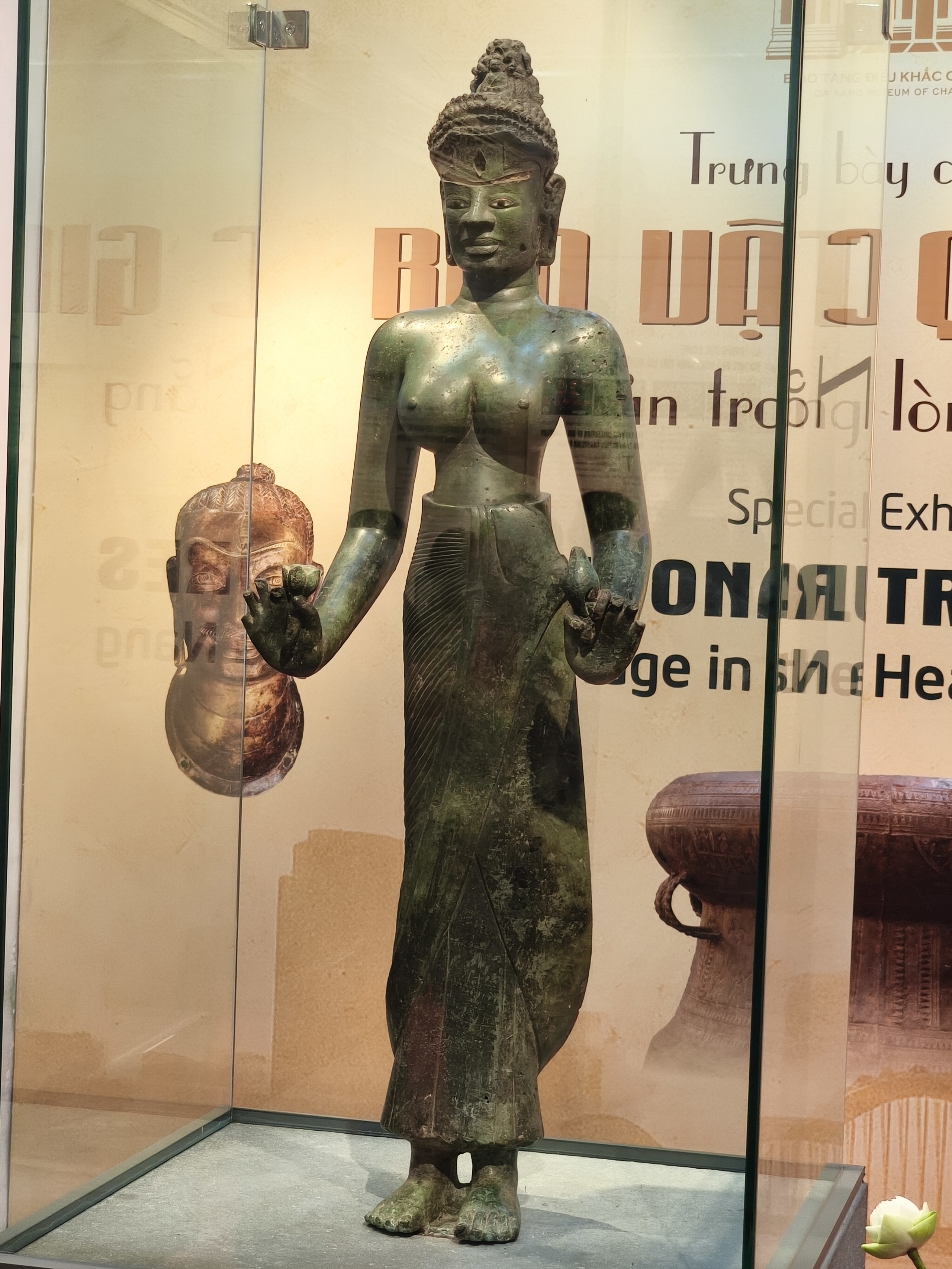 ការដាក់តាំងរូបសំណាកព្រះពោធិសត្វតារ៉ាជាលើកទី១ - រូបភាព ១. Lần đầu trưng bày bảo vật quốc gia tượng Bồ tát Tara hoàn chỉnh - Ảnh 1.