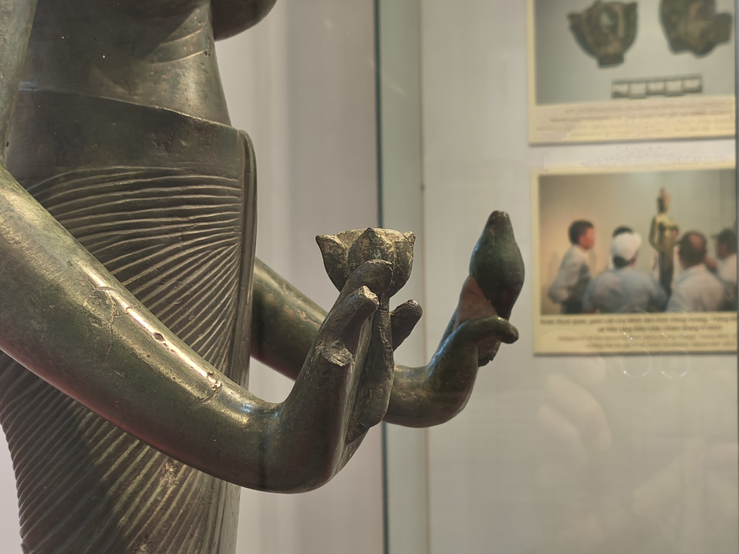 ការដាក់តាំងរូបសំណាកព្រះពោធិសត្វតារ៉ាជាលើកដំបូង - រូបថត ៦. Lần đầu trưng bày bảo vật quốc gia tượng Bồ tát Tara hoàn chỉnh - Ảnh 6.