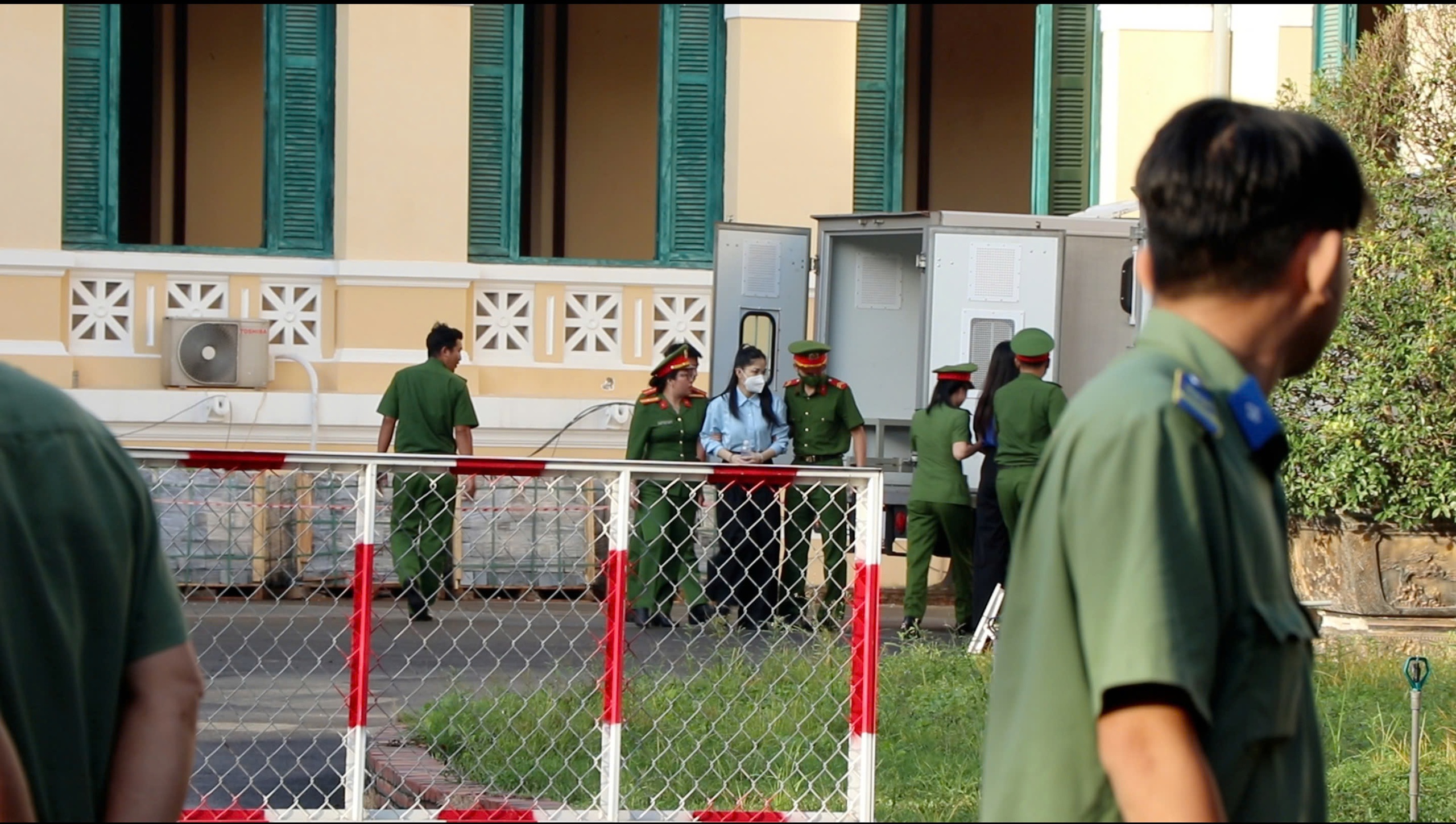 Áp giải Thùy Tiên, Hằng du mục đến tòa xét xử - Ảnh 3.