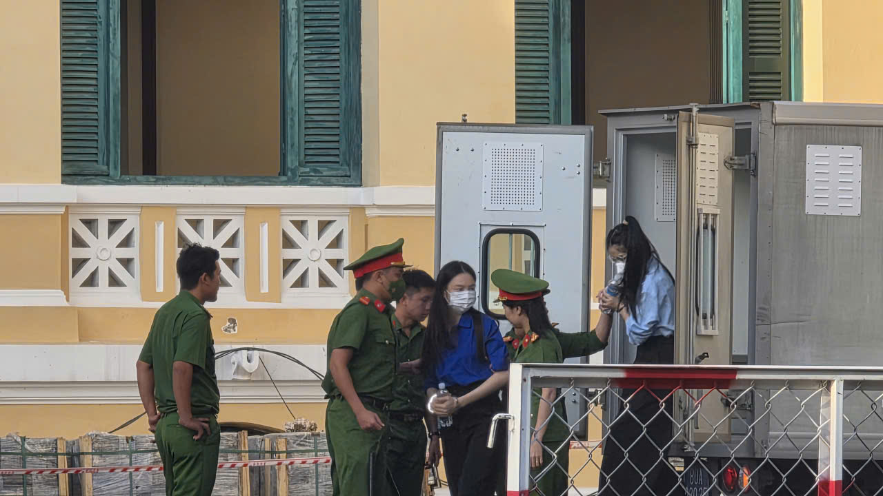 Áp giải Thùy Tiên, Hằng du mục đến tòa xét xử - Ảnh 1.