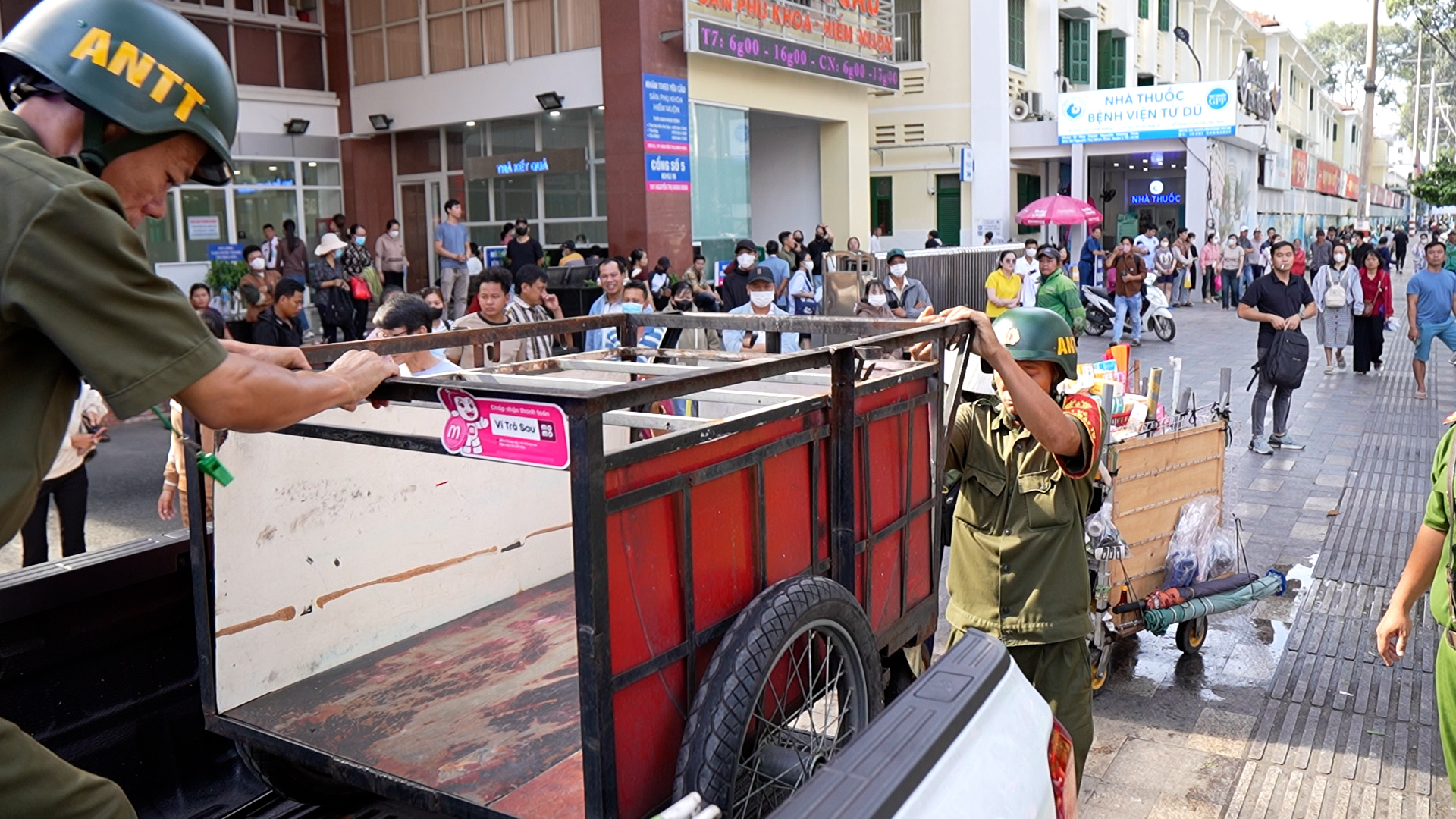 ‘Dẹp’ lấn chiếm vỉa hè quanh bệnh viện Từ Dũ: Biên bản chưa ráo mực đã bị phạt tiếp- Ảnh 4. ‘Dẹp’ lấn chiếm vỉa hè quanh bệnh viện Từ Dũ: Biên bản chưa ráo mực đã bị phạt tiếp- Ảnh 4.