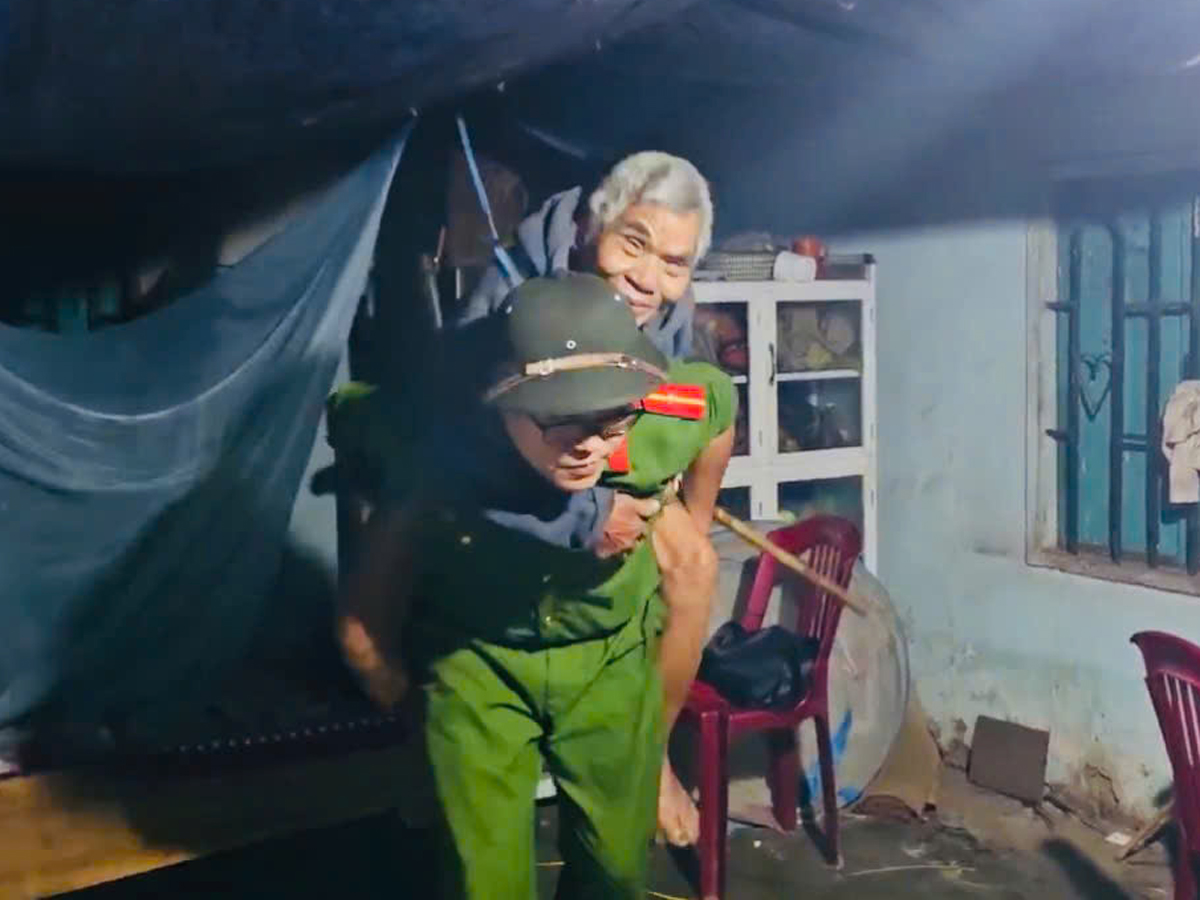 Ngập lụt ở Gia Lai: Công an trắng đêm cứu dân- Ảnh 2.