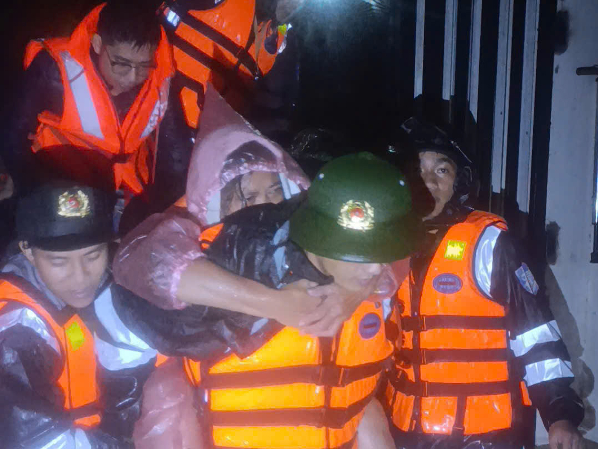 Ngập lụt ở Gia Lai: Công an trắng đêm cứu dân- Ảnh 3.