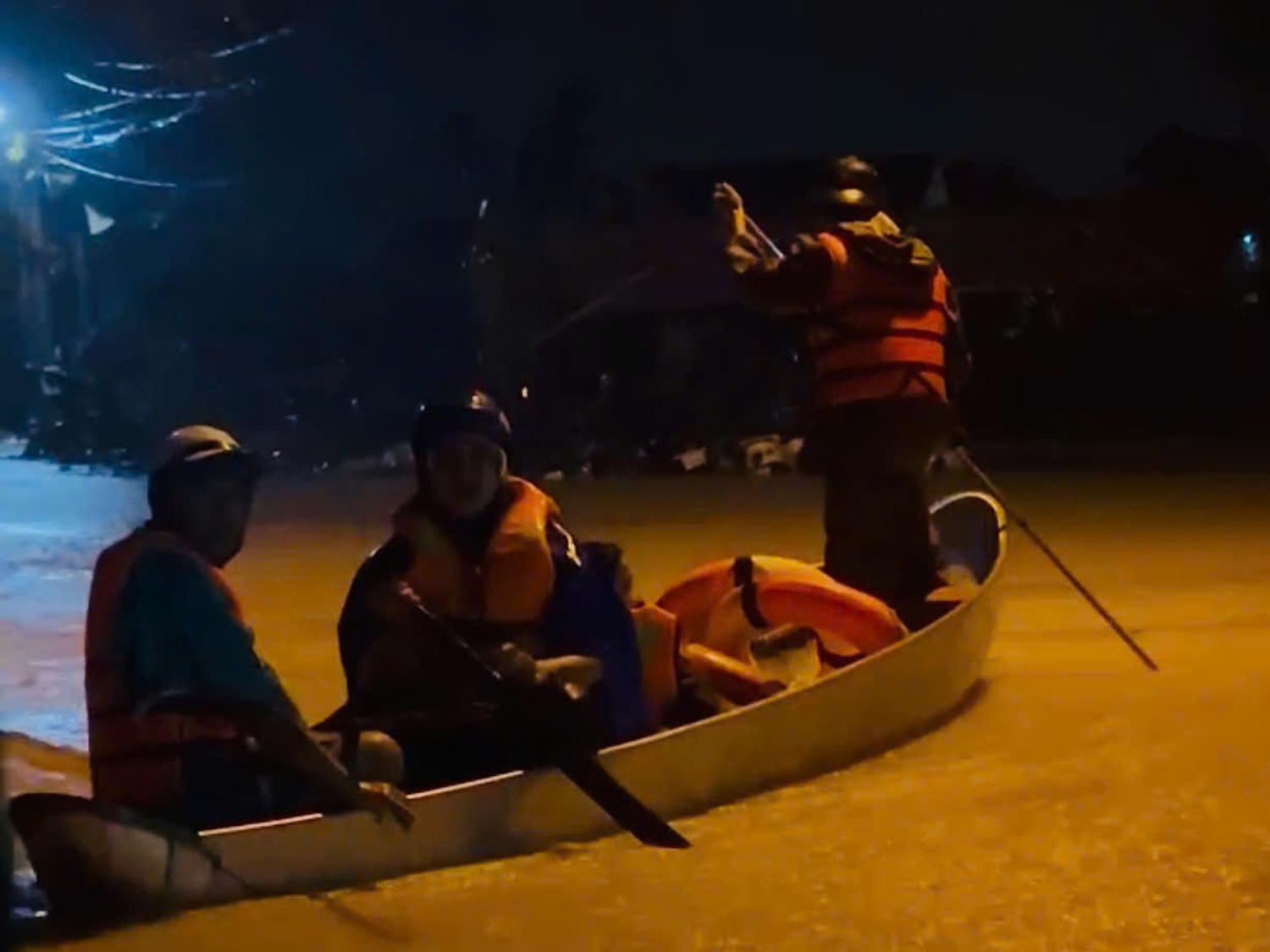 Ngập lụt ở Gia Lai: Công an trắng đêm cứu dân- Ảnh 4.