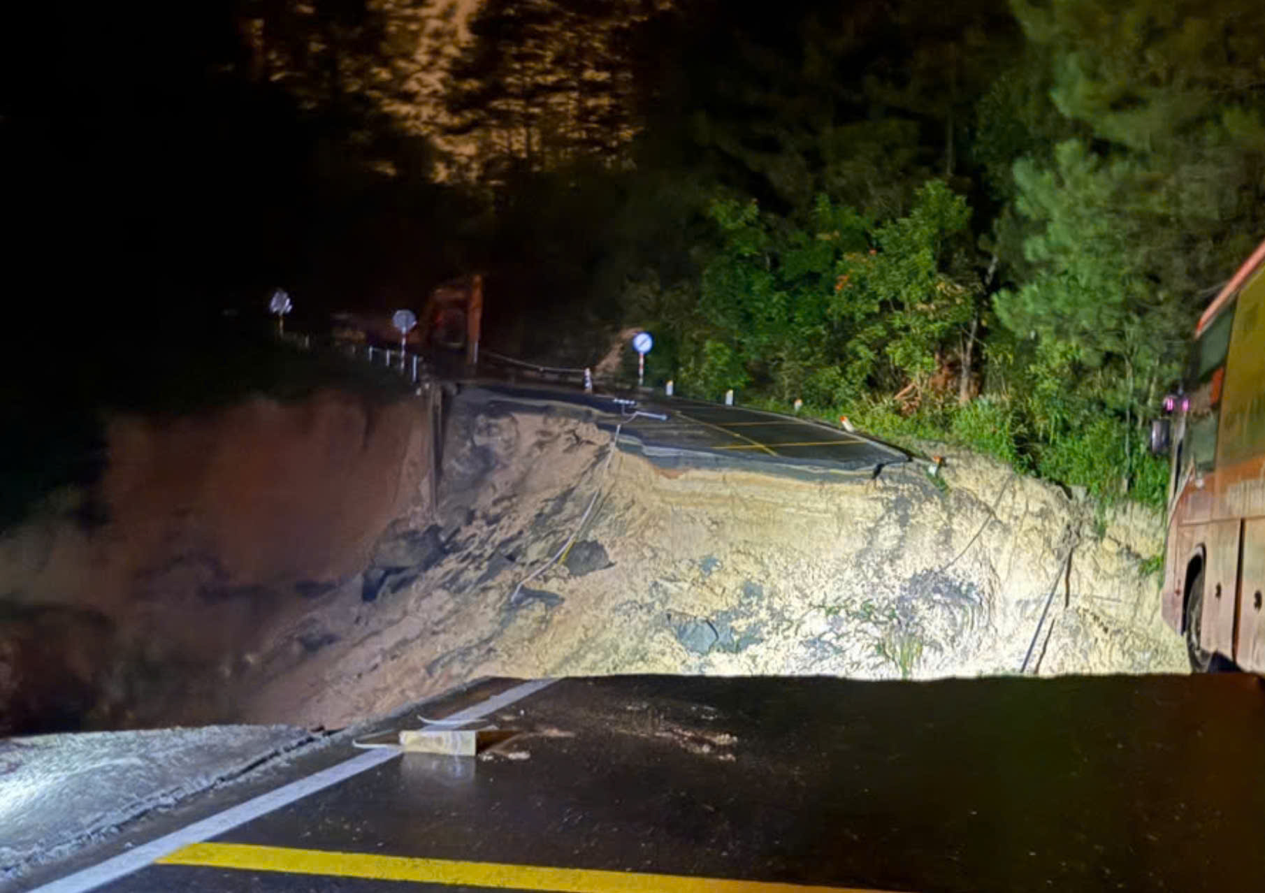 Giữa đêm sạt lở xé toạc đèo Mimosa, thêm đường vào Đà Lạt bị 'đóng'- Ảnh 1. Giữa đêm sạt lở xé toạc đèo Mimosa, thêm đường vào Đà Lạt bị 'đóng'- Ảnh 1.