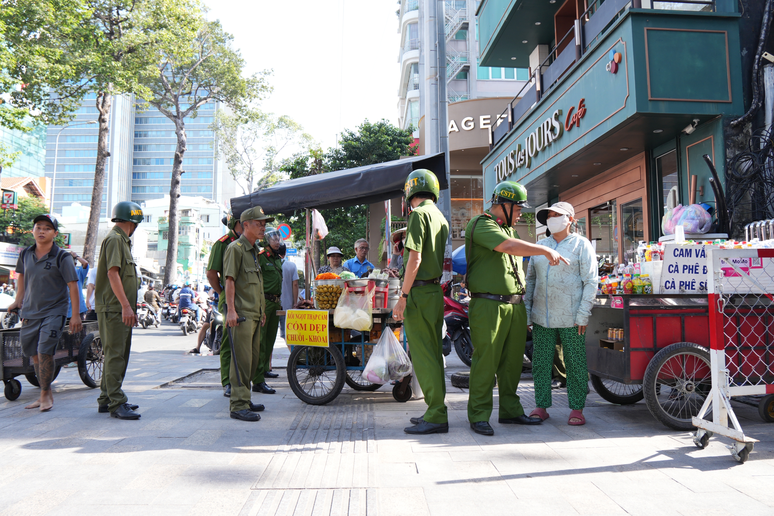 ‘Dẹp’ lấn chiếm vỉa hè quanh bệnh viện Từ Dũ: Biên bản chưa ráo mực đã bị phạt tiếp- Ảnh 1. ‘Dẹp’ lấn chiếm vỉa hè quanh bệnh viện Từ Dũ: Biên bản chưa ráo mực đã bị phạt tiếp- Ảnh 1.